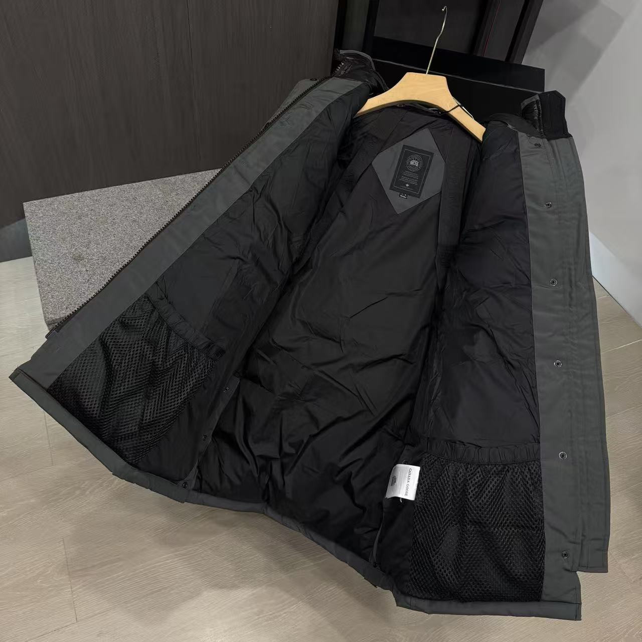 <p>Canada Goose Shelburn*派克大衣羽绒服(灰色黑標)</p>