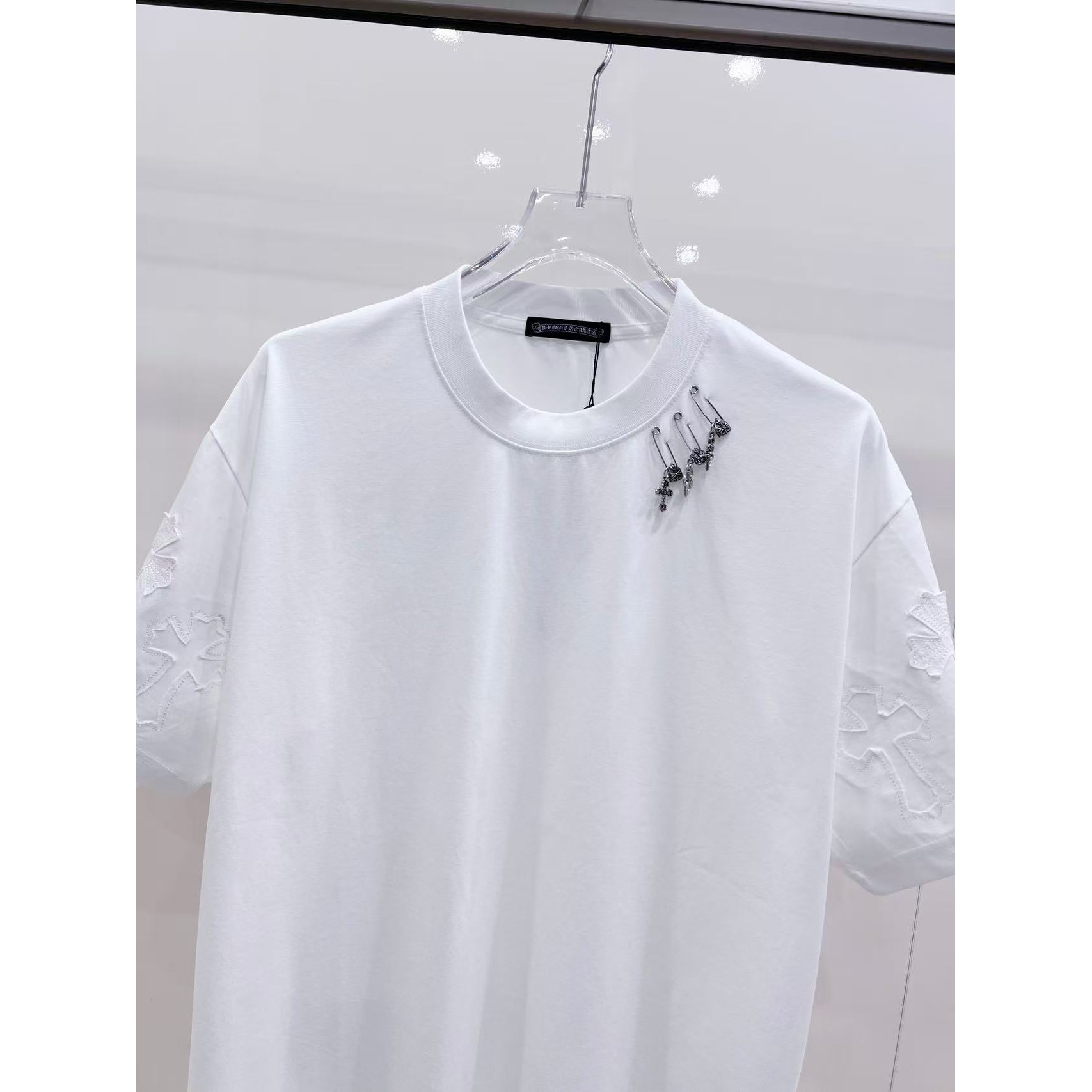 <p>CHROME HEARTS 破洞别针刺绣短袖(白)</p>