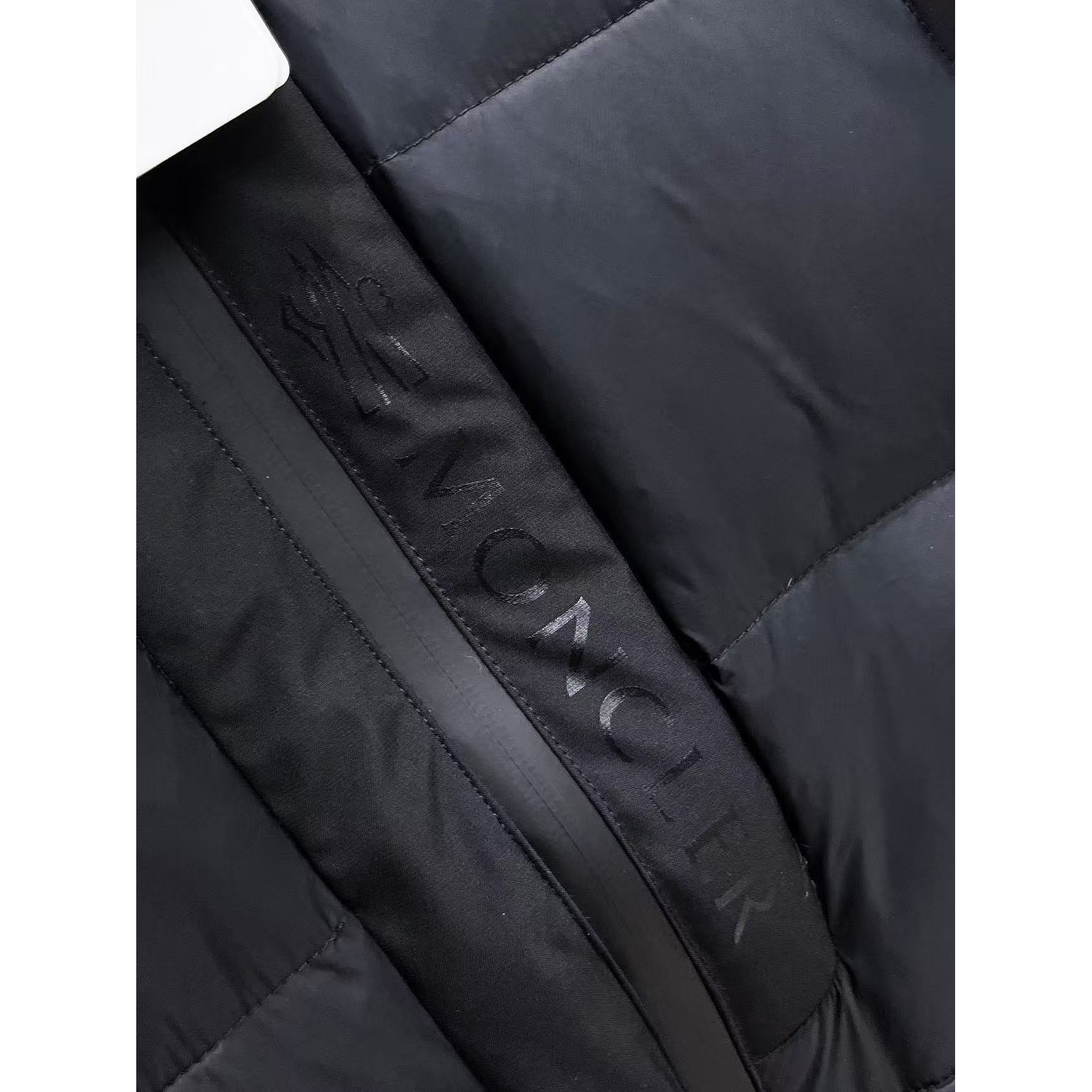 <p>MONCLER&nbsp;秋冬新款羽绒服(黑)&nbsp;</p>