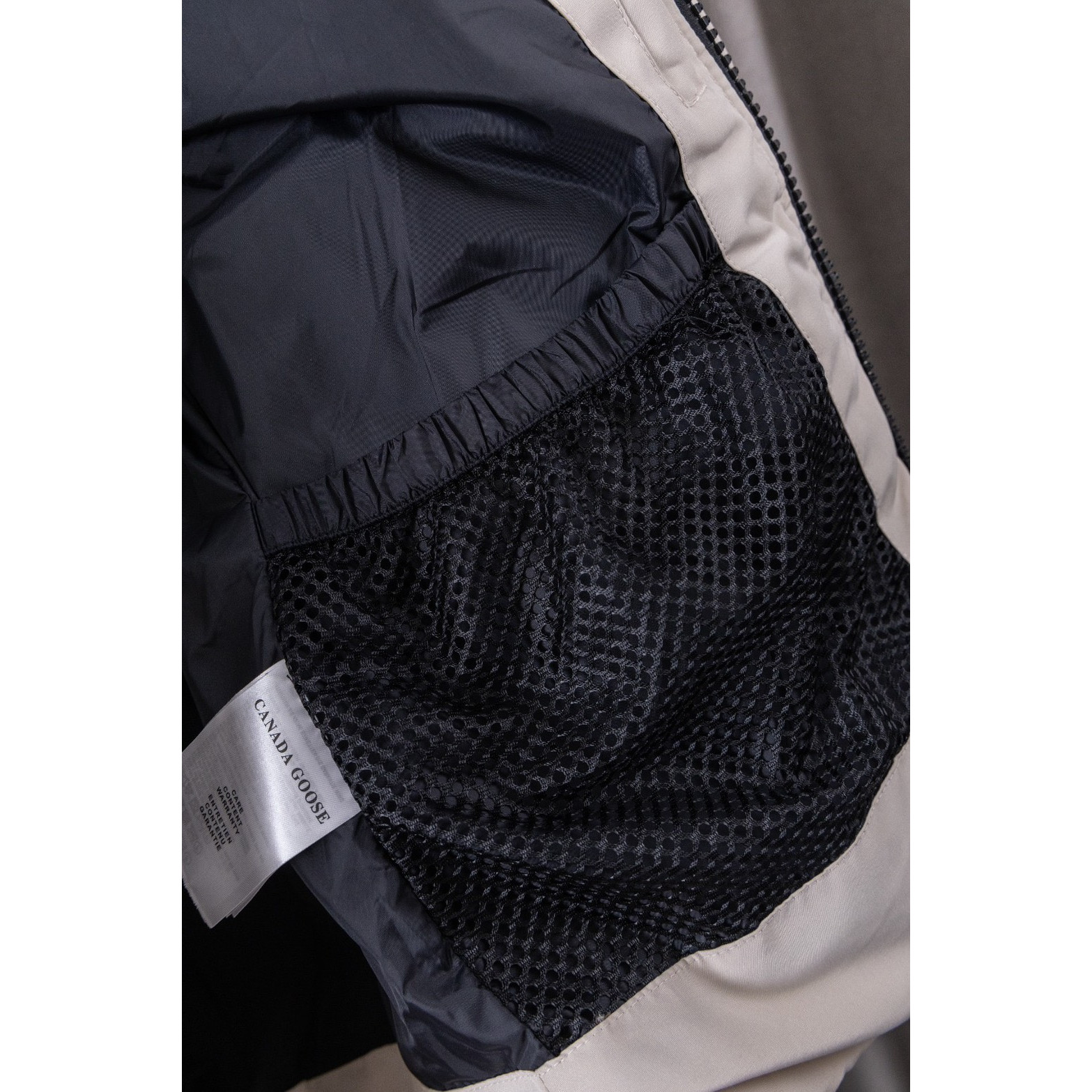 <p>Canada Goose 17款 Macmillan Parka 麦克米伦 系列男士派克羽绒服(奶白色)</p>