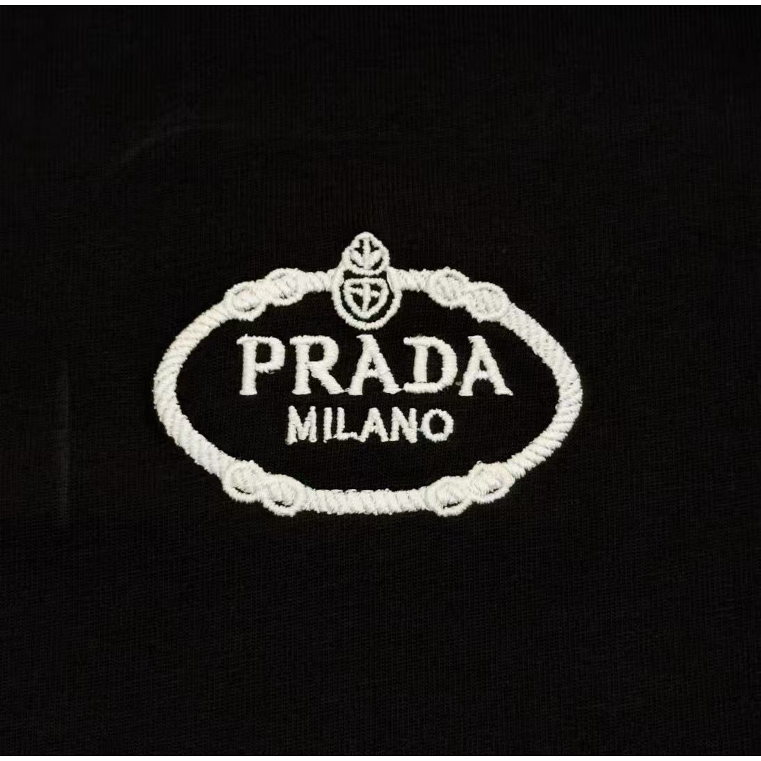<p>PRADA 长袖卫衣T恤(黑)</p>