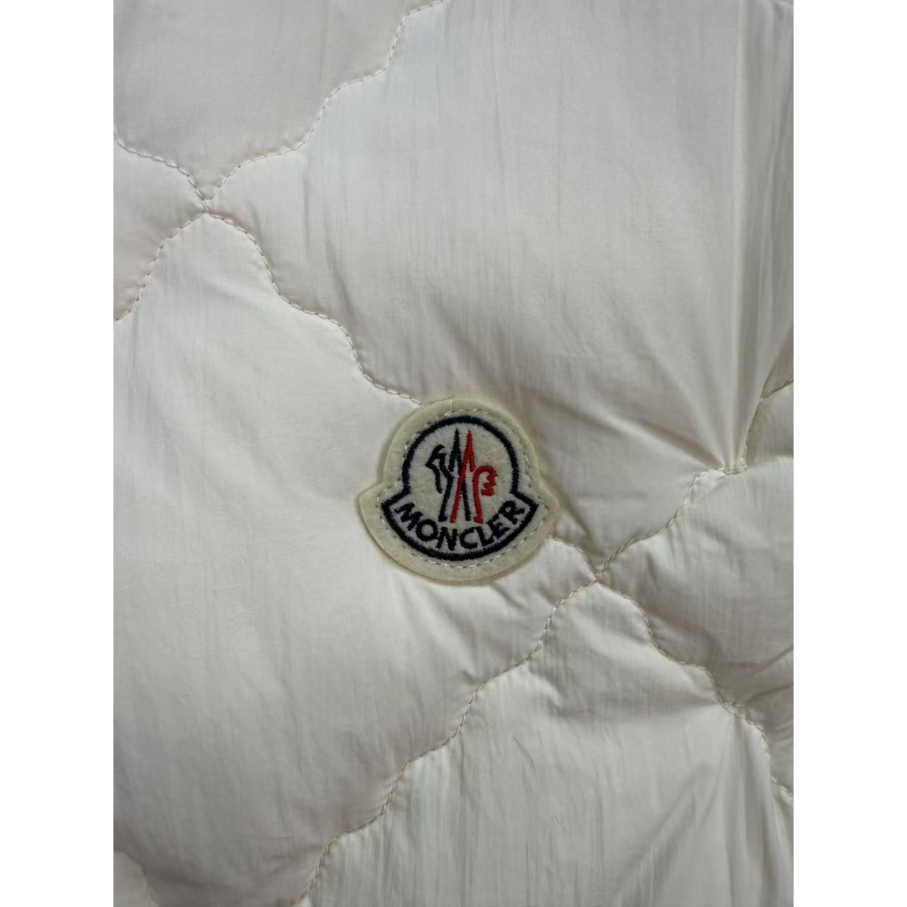 <p>Moncler 菱格纹立领休闲女士羽绒背心(白)</p>