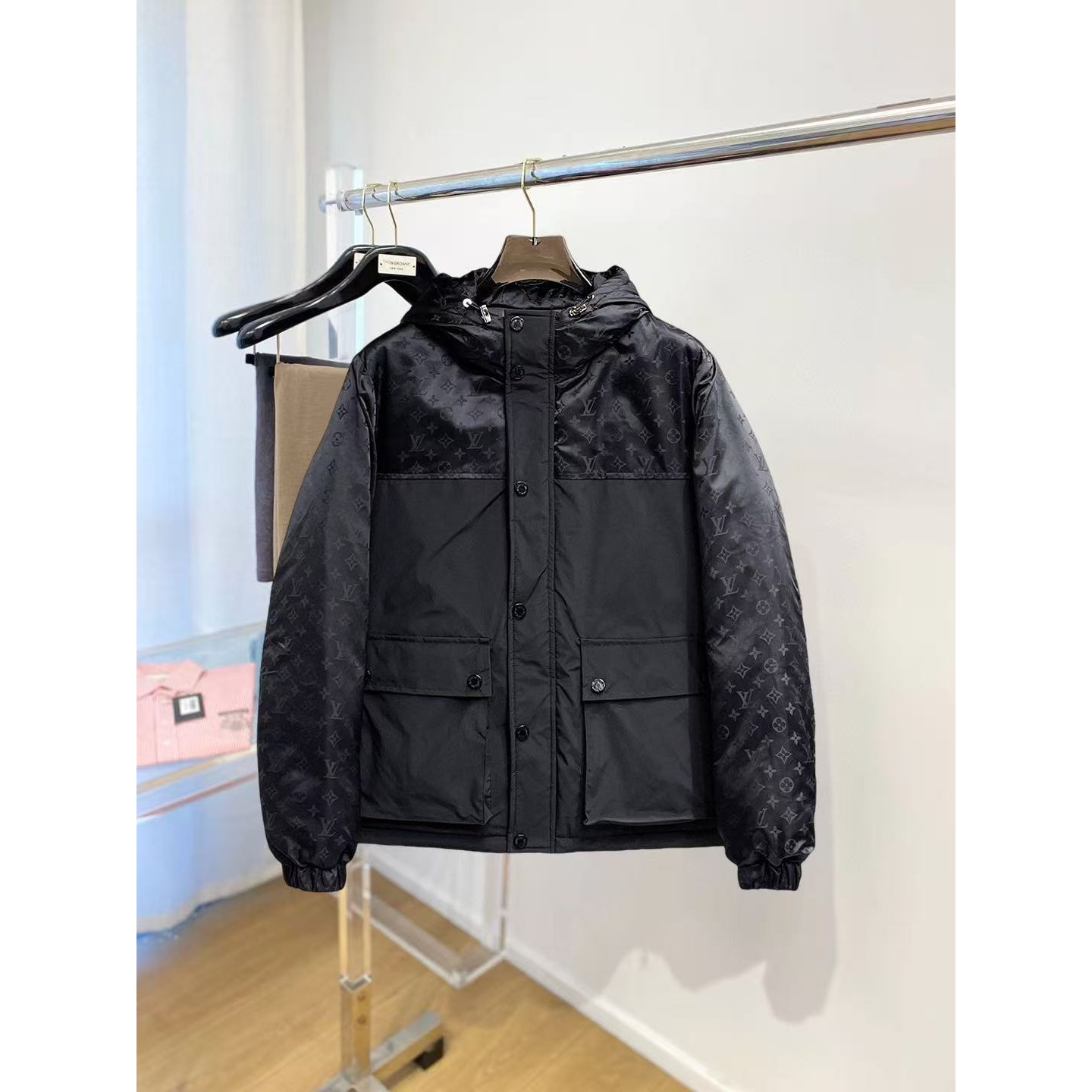 <p>LV 秋冬新款羽绒服(黑)</p>