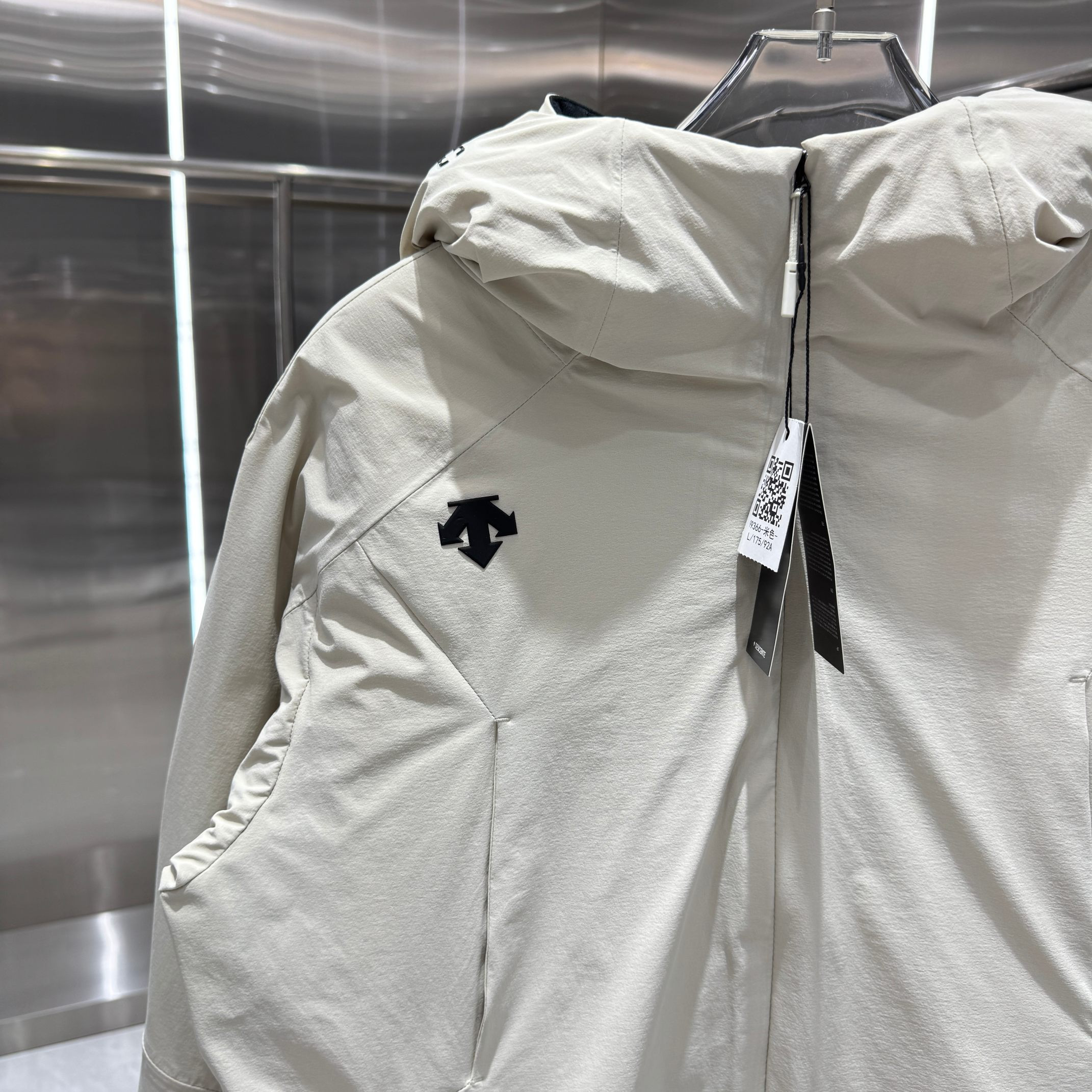 <p>DESCENTE 运动羽绒服(米白)</p>