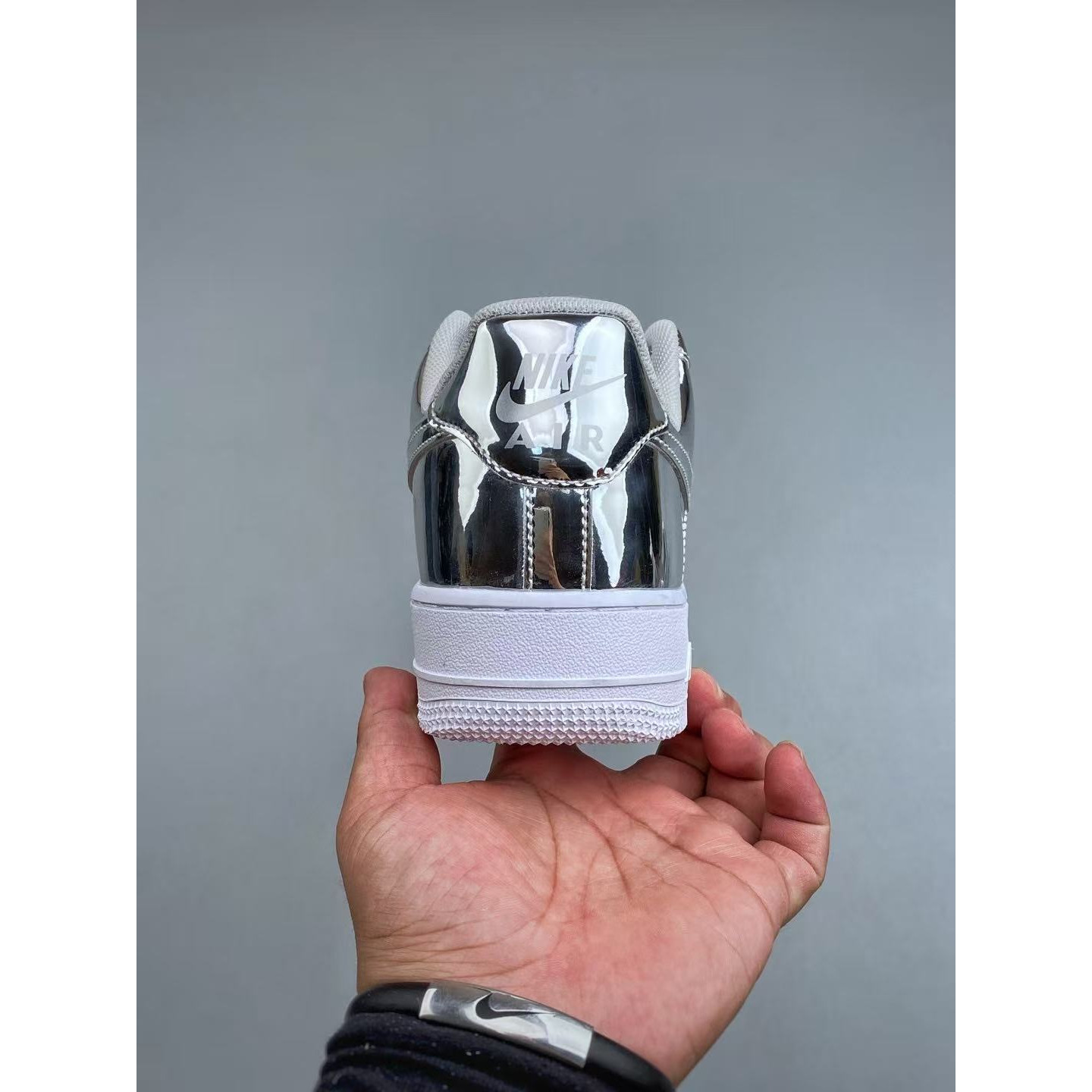 <p>Nike Air Force1 07 low&nbsp; (銀)</p>
