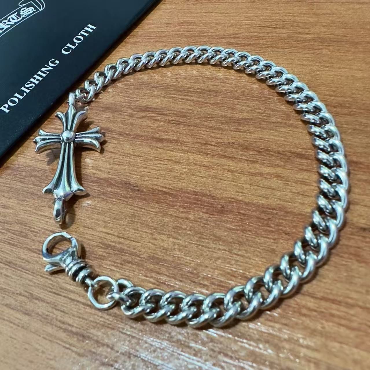 <p>chrome hearts 十字架古巴手链</p>