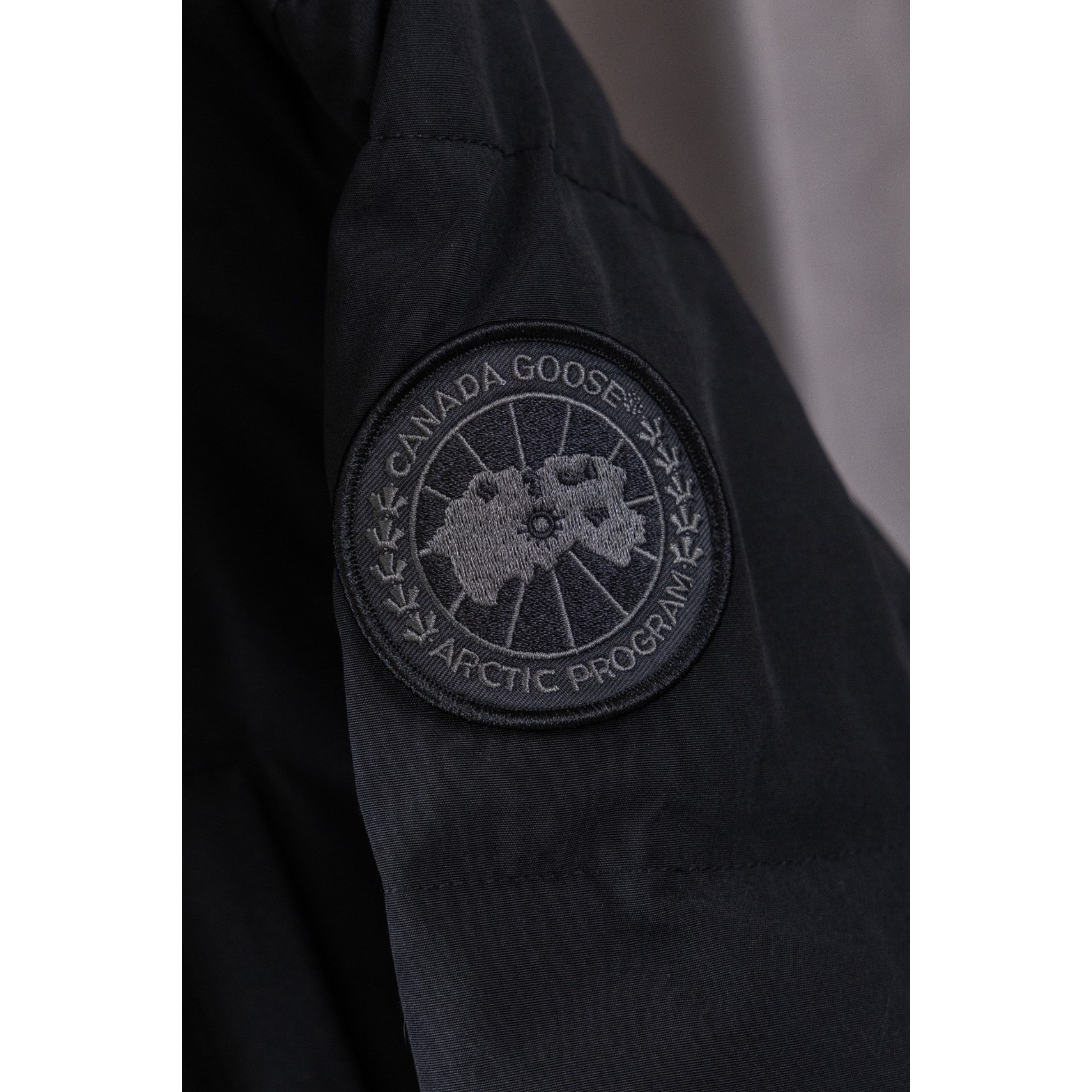 <p>Canada Goose 顶级狼毛Wyndham 2048M &nbsp;29款 系列派克大衣羽绒服(黑色黑标)</p>