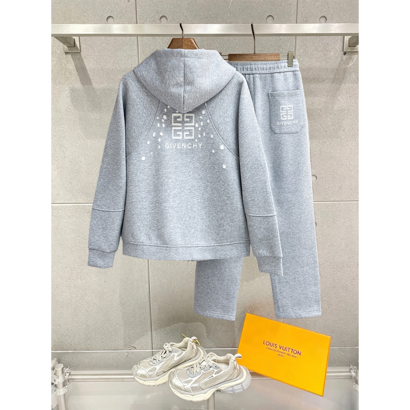 <p>GIVENCHY 套裝(淺灰)</p>
