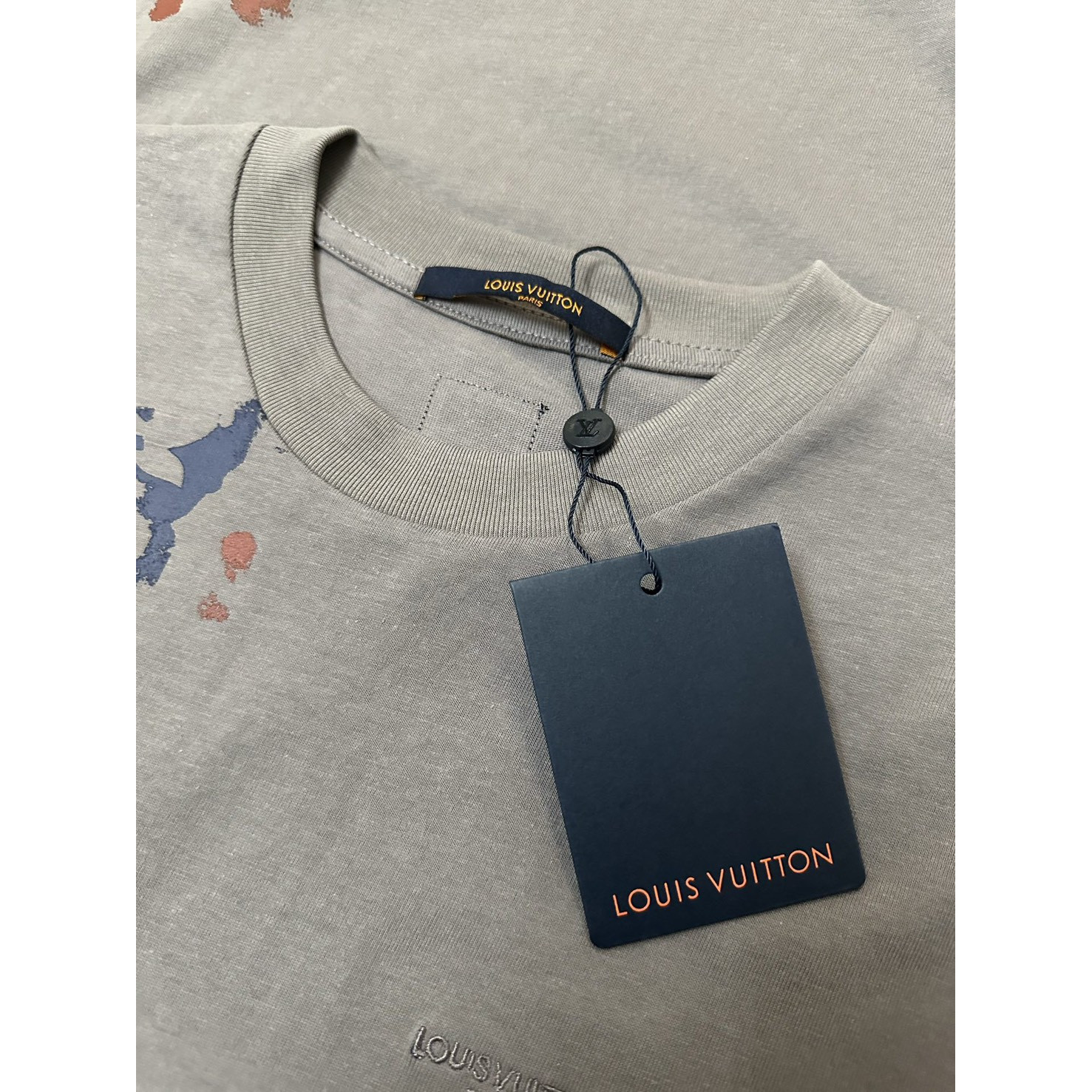 <p>LV 印花刺绣标识短袖(灰色)</p>