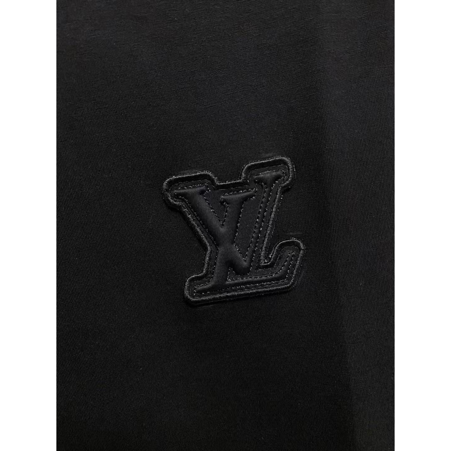<p>LV&nbsp;太空棉卫衣(黑)</p>