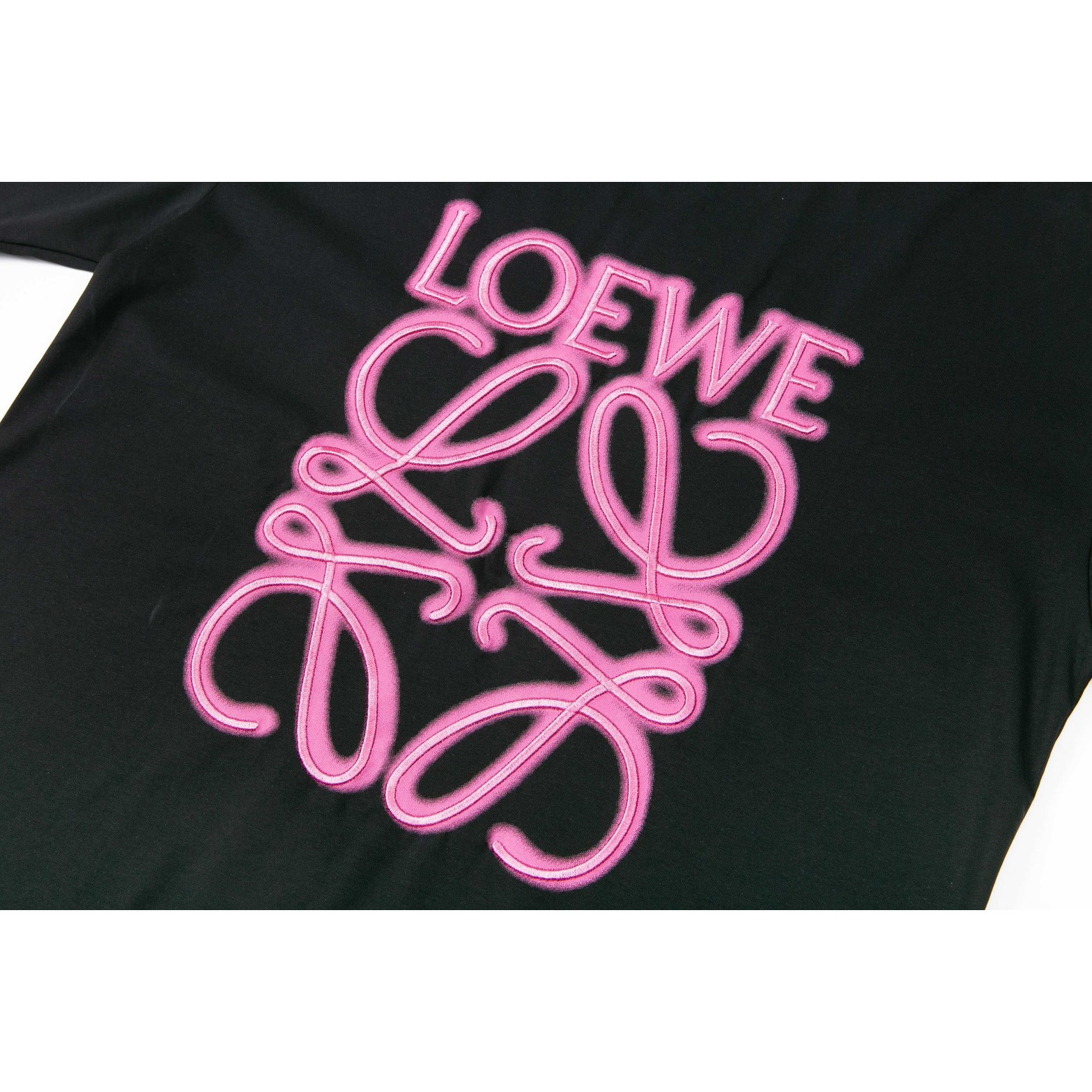 <p>LOEWE &nbsp;logo印花绣花短袖T恤(黑)</p>