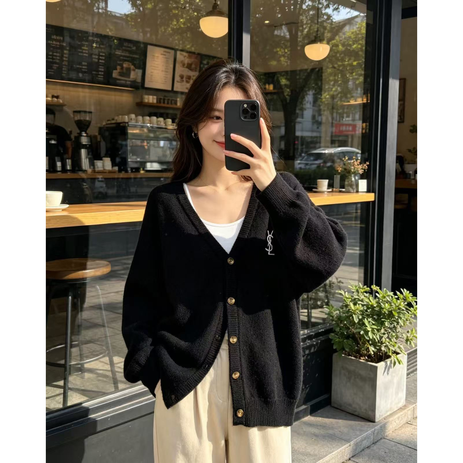 <p>YSL V领单排扣长袖针织开衫(黑)</p>