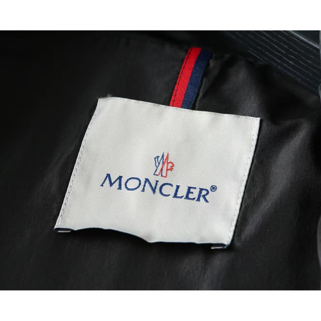 <p>MONCLER 男士夹克外套(黑)</p>