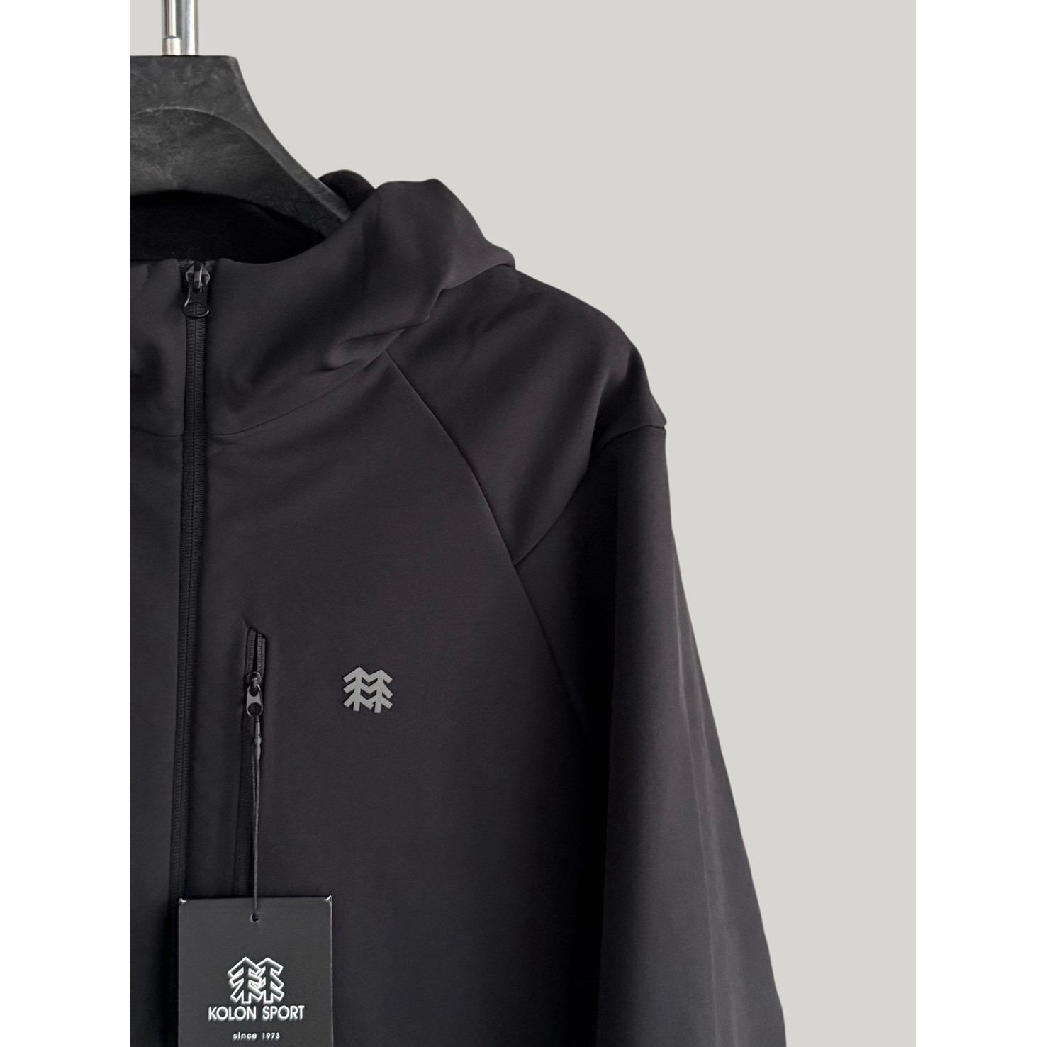 <p>KOLON SPORT 软壳加薄绒冲锋衣(黑)</p>