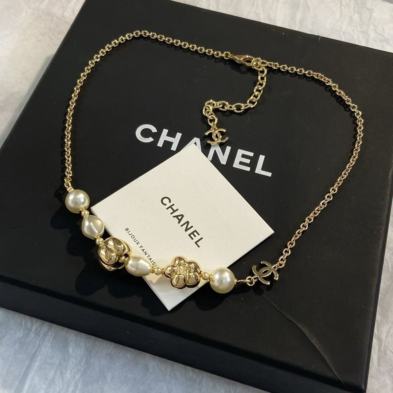 <p>CHANEL 珍珠花朵项链</p>
