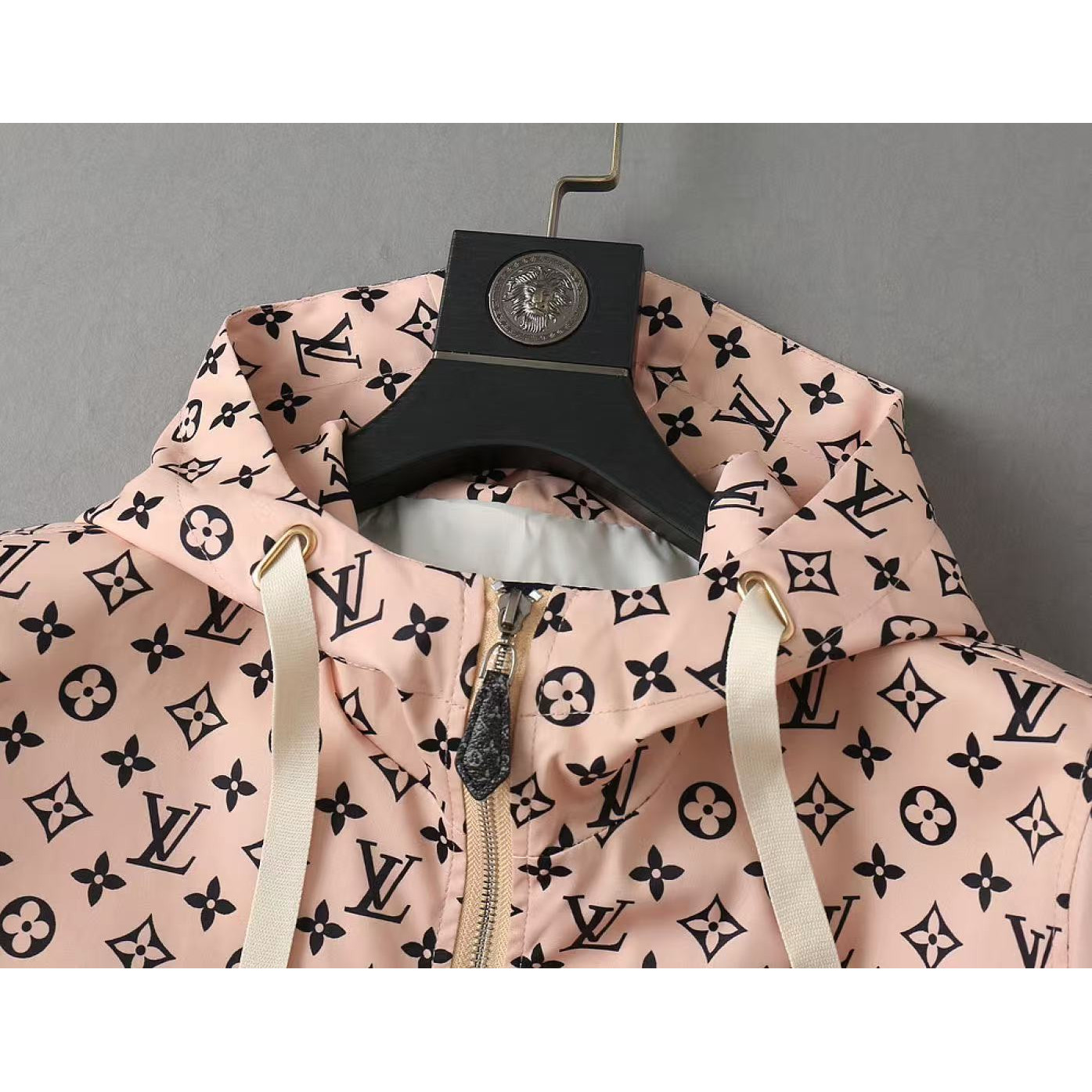 <p>LV 男士夹克外套(粉)</p>