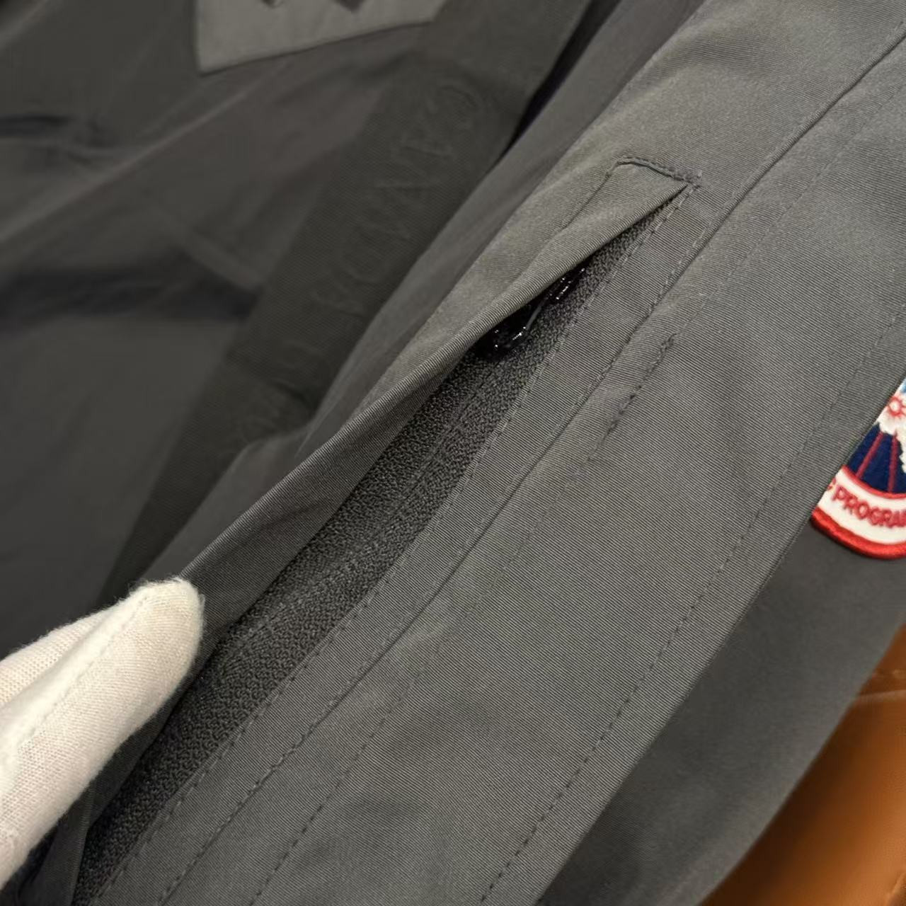 <p>Canada Goose 可拆卸兜帽全長款羽绒服(灰)</p>