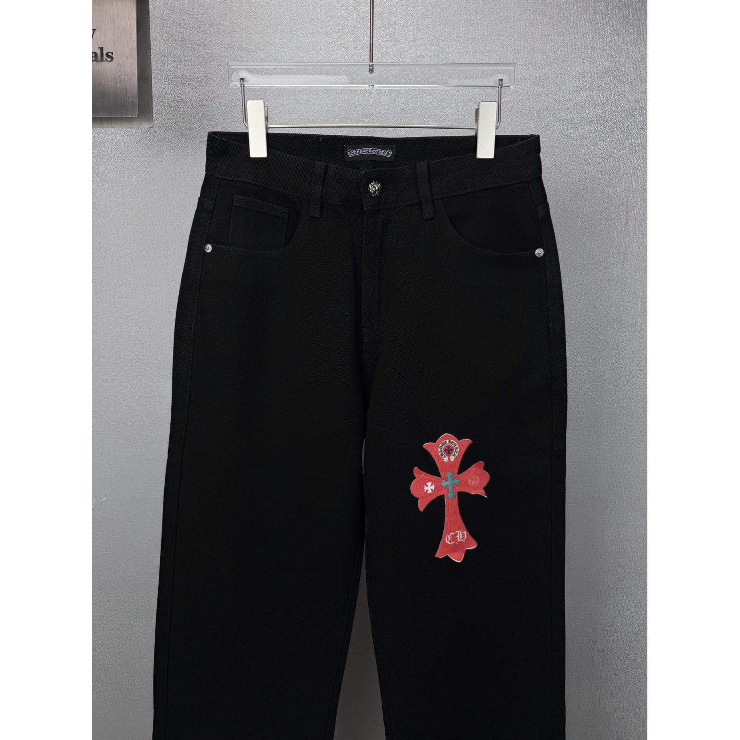 <p>CHROME HEARTS 红黄绿大十字架牛仔裤(黑)</p>