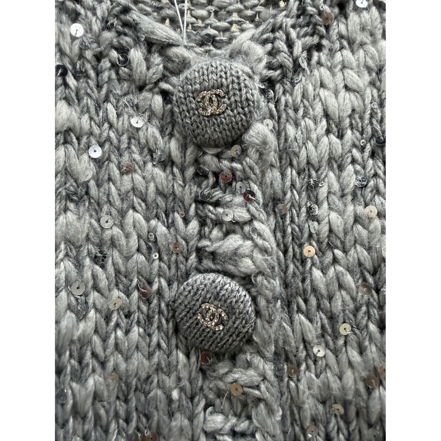 <p>Chanel 高级灰亮片针织长袖外套(灰)</p>