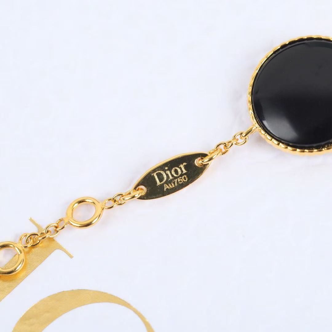 <p>DIOR&nbsp;日月星辰五花手链</p>