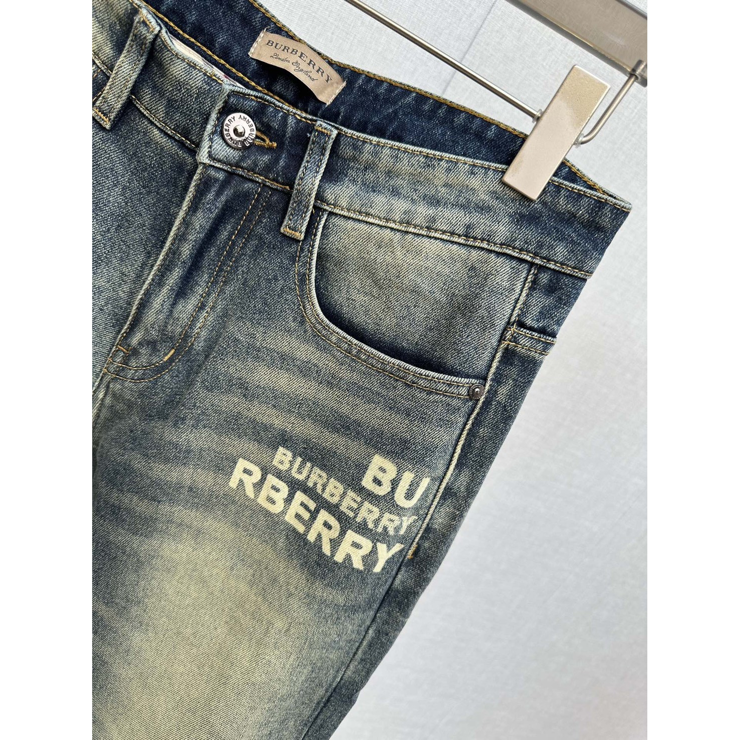 <p>BURBERRY 牛仔裤</p>