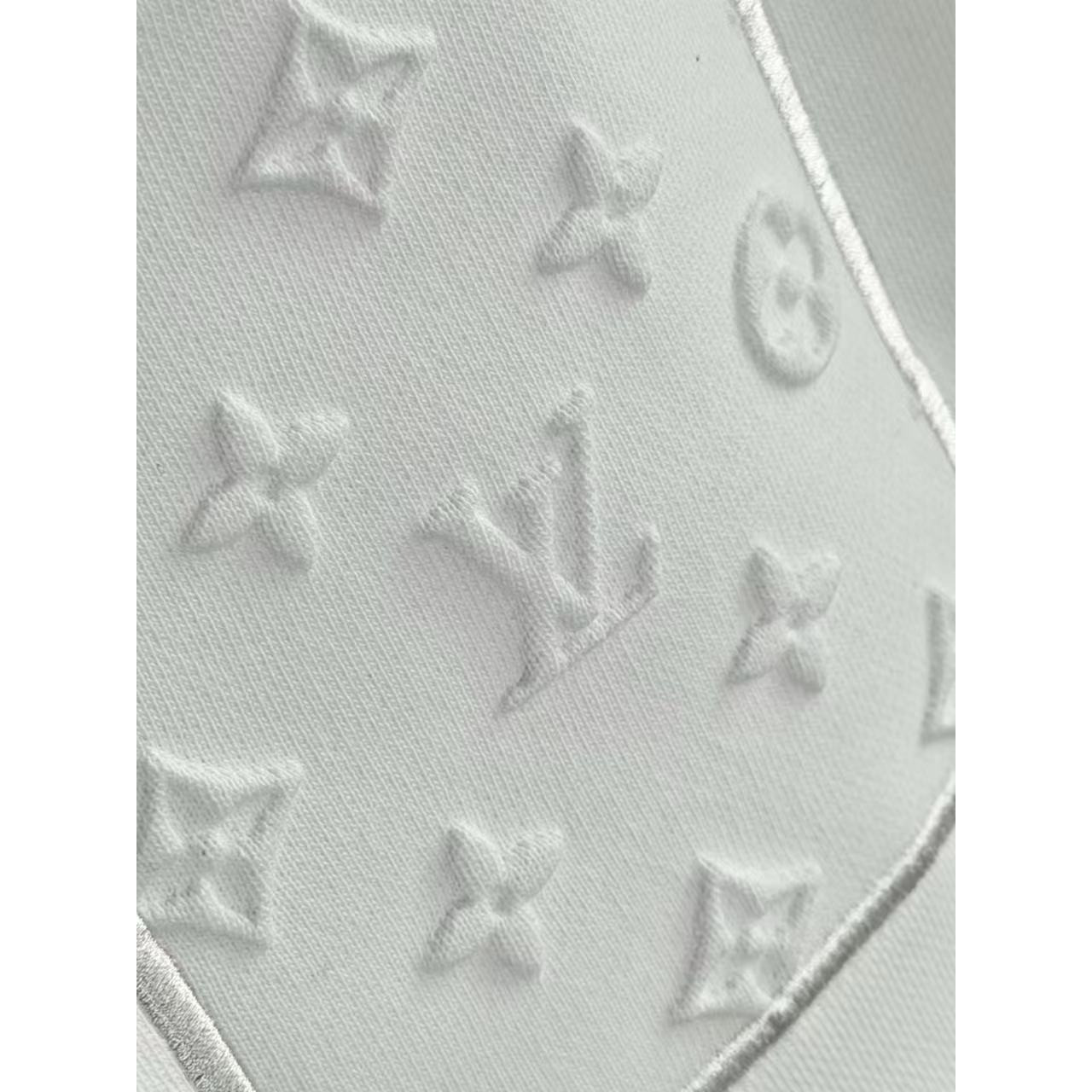 <p>LV 刺绣圆领卫衣(白)</p>