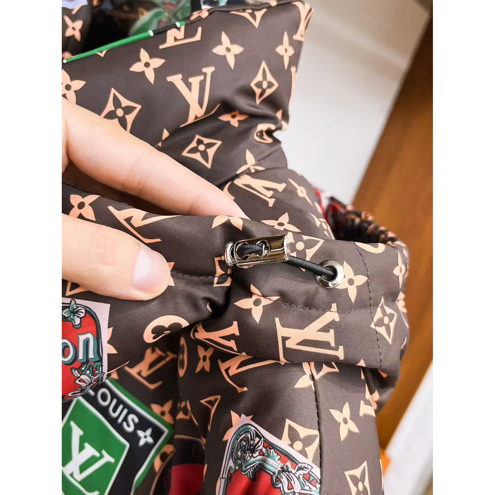 <p>LV 秋冬新款羽绒服(棕色)</p>