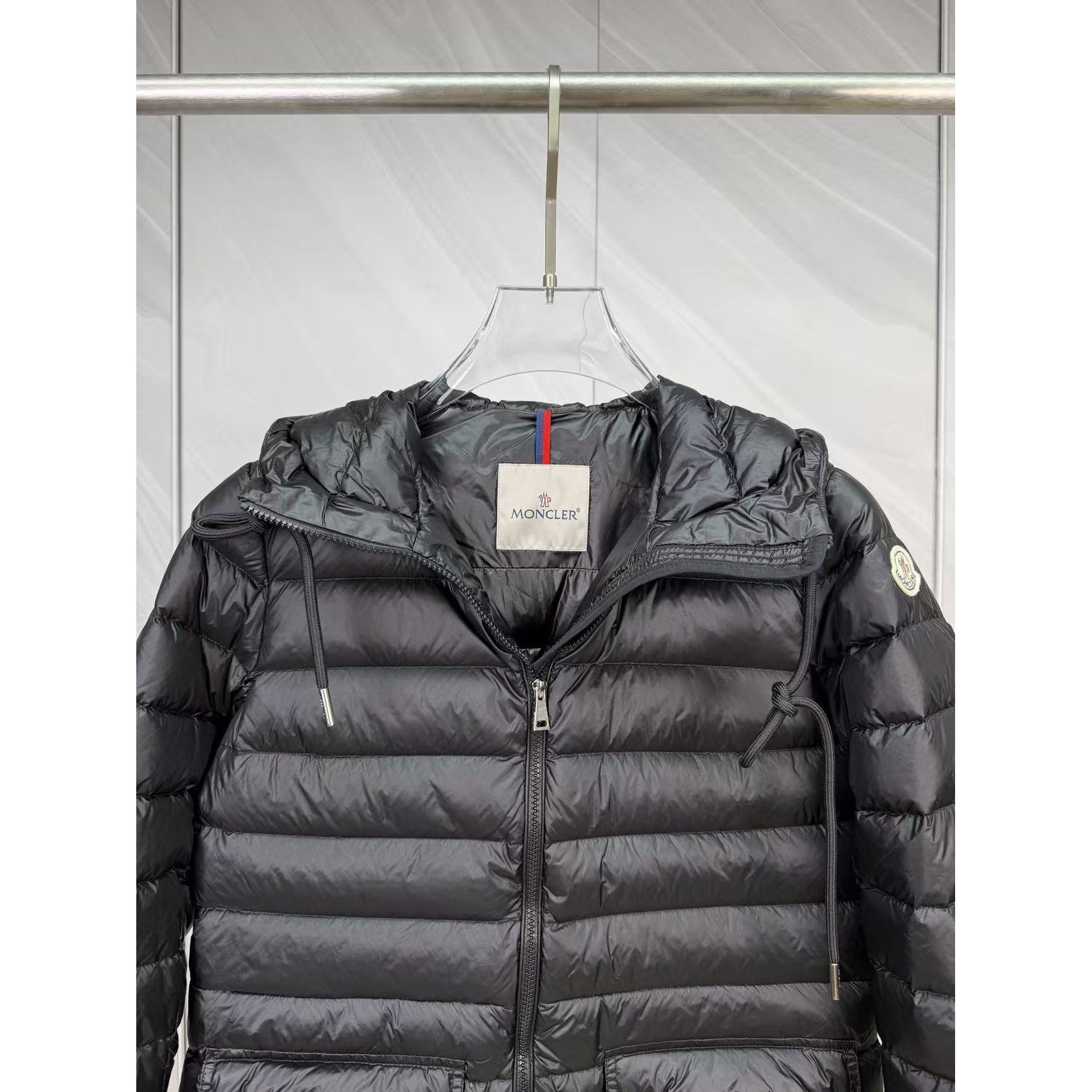 <p>Moncler 连帽中长羽绒服(黑)</p>