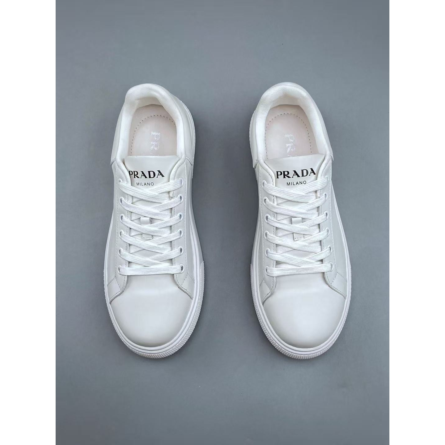 <p>PRADA 休闲小白鞋(白)</p>