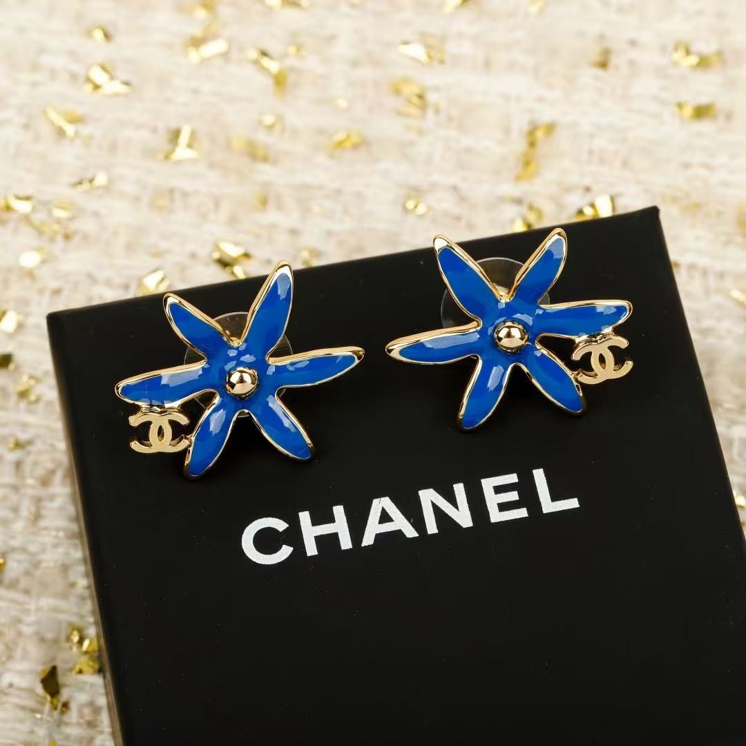 <p>CHANEL&nbsp;海星双C耳钉(藍)</p>