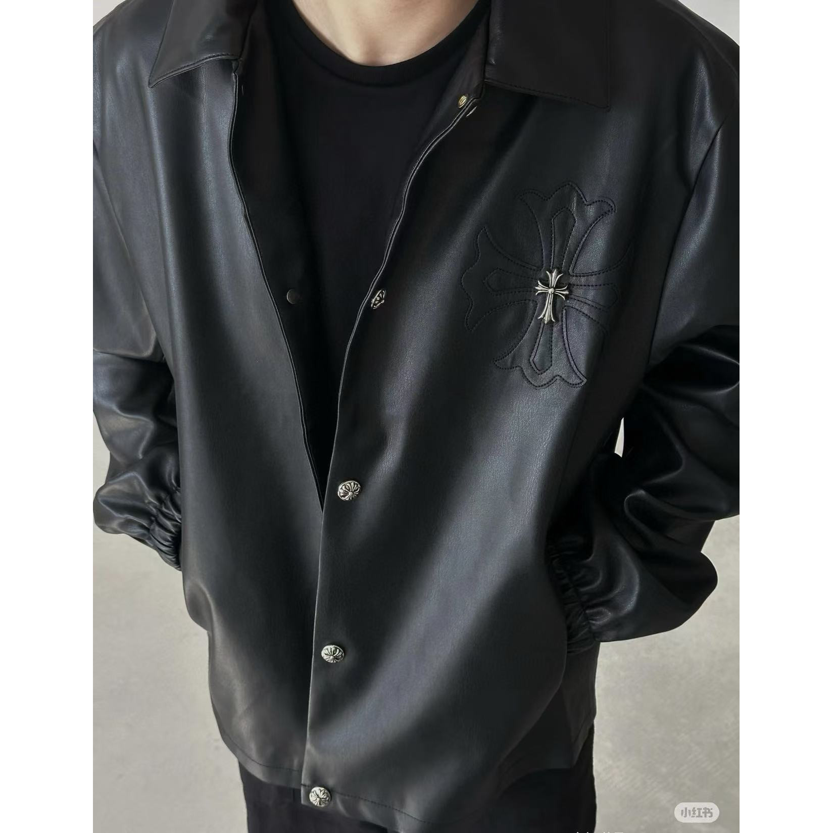 <p>Chrome Hearts 五金十字架皮衣按扣夹克外套(黑)</p>