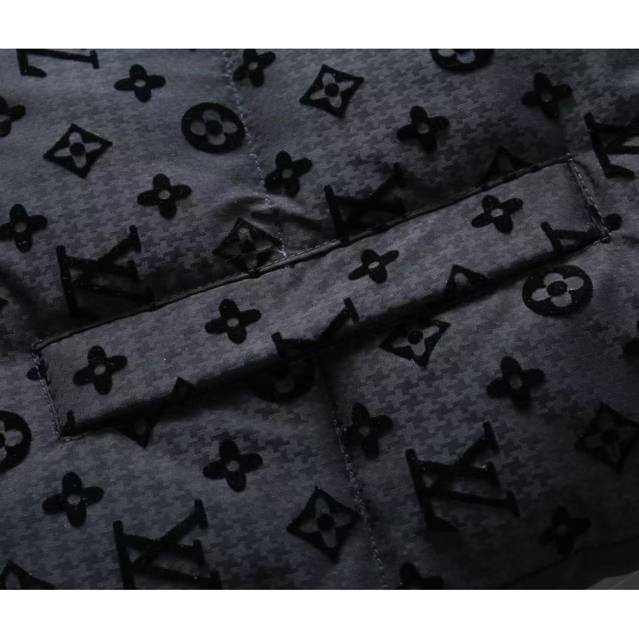 <p>LV 新款羽绒服(黑)</p>
