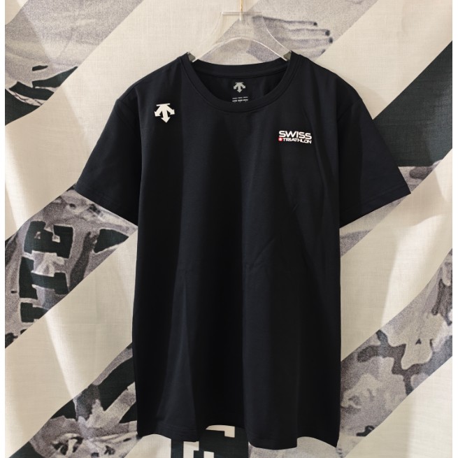 <p>DESCENTE 短袖T恤(黑)</p>