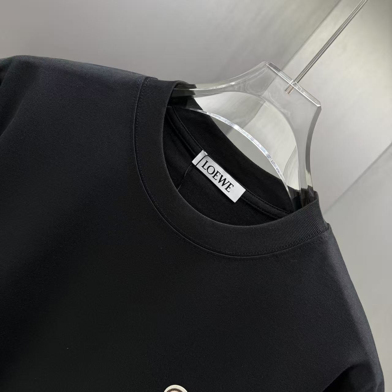 <p>LOEWE 短袖T恤(黑)</p>