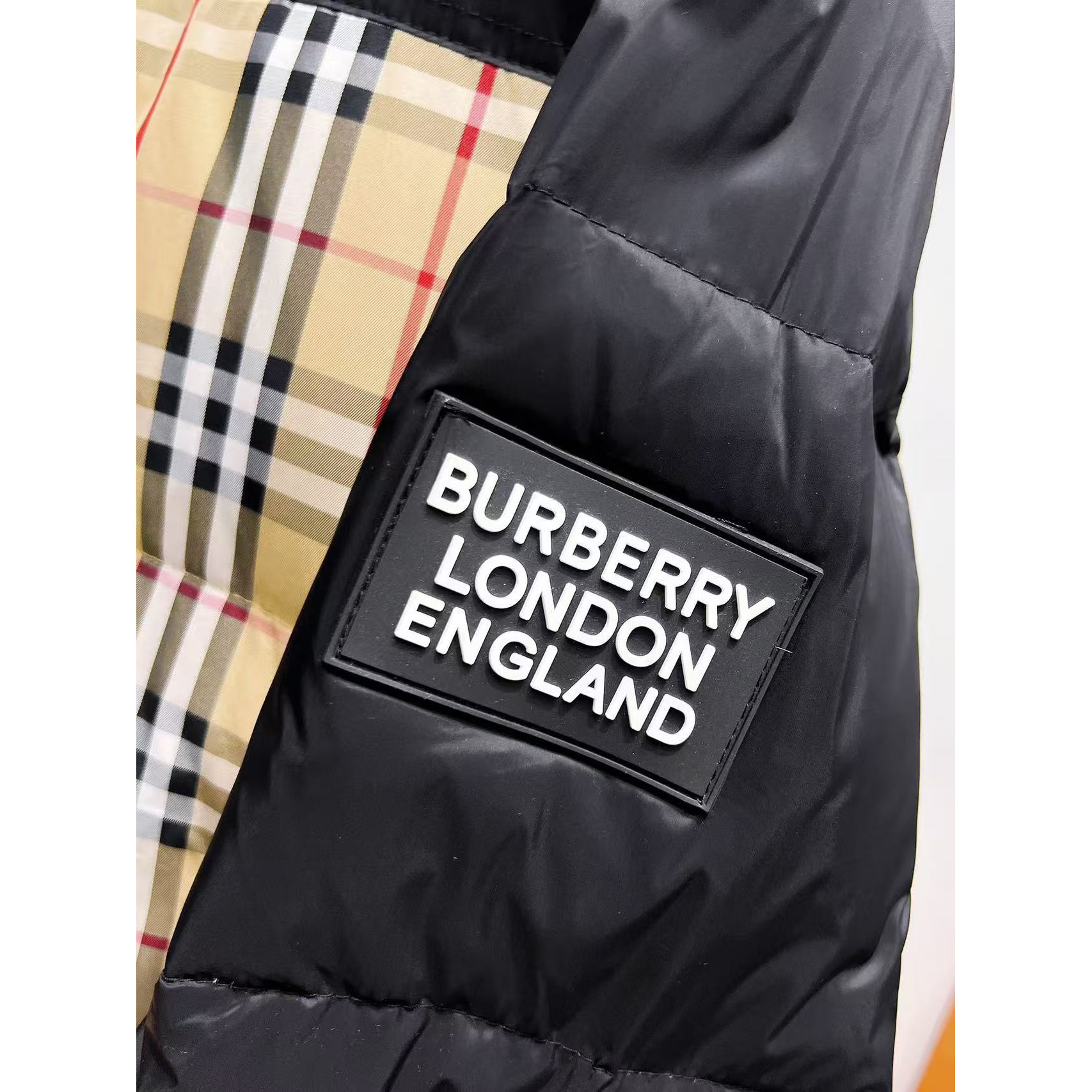 <p>BURBERRY 秋冬新款羽绒服(黑)</p>