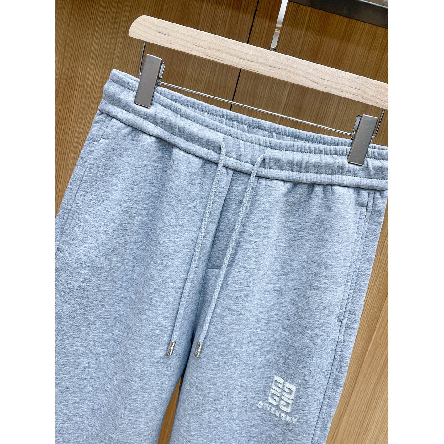 <p>GIVENCHY 套裝(淺灰)</p>