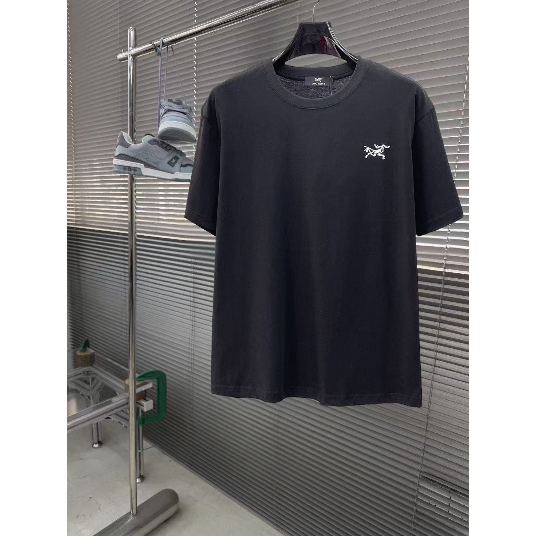 <p>Arc'teryx 专柜新款短袖T恤(黑)</p>