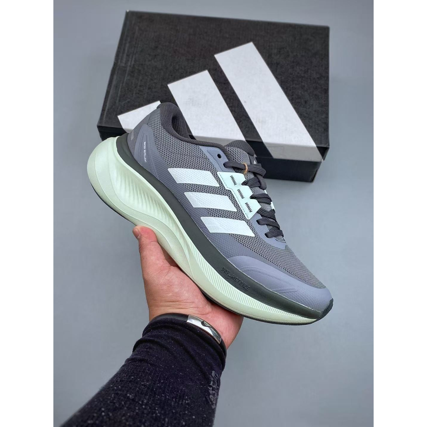 <p>Adidas Dreamcushion系列 公路跑步鞋</p>