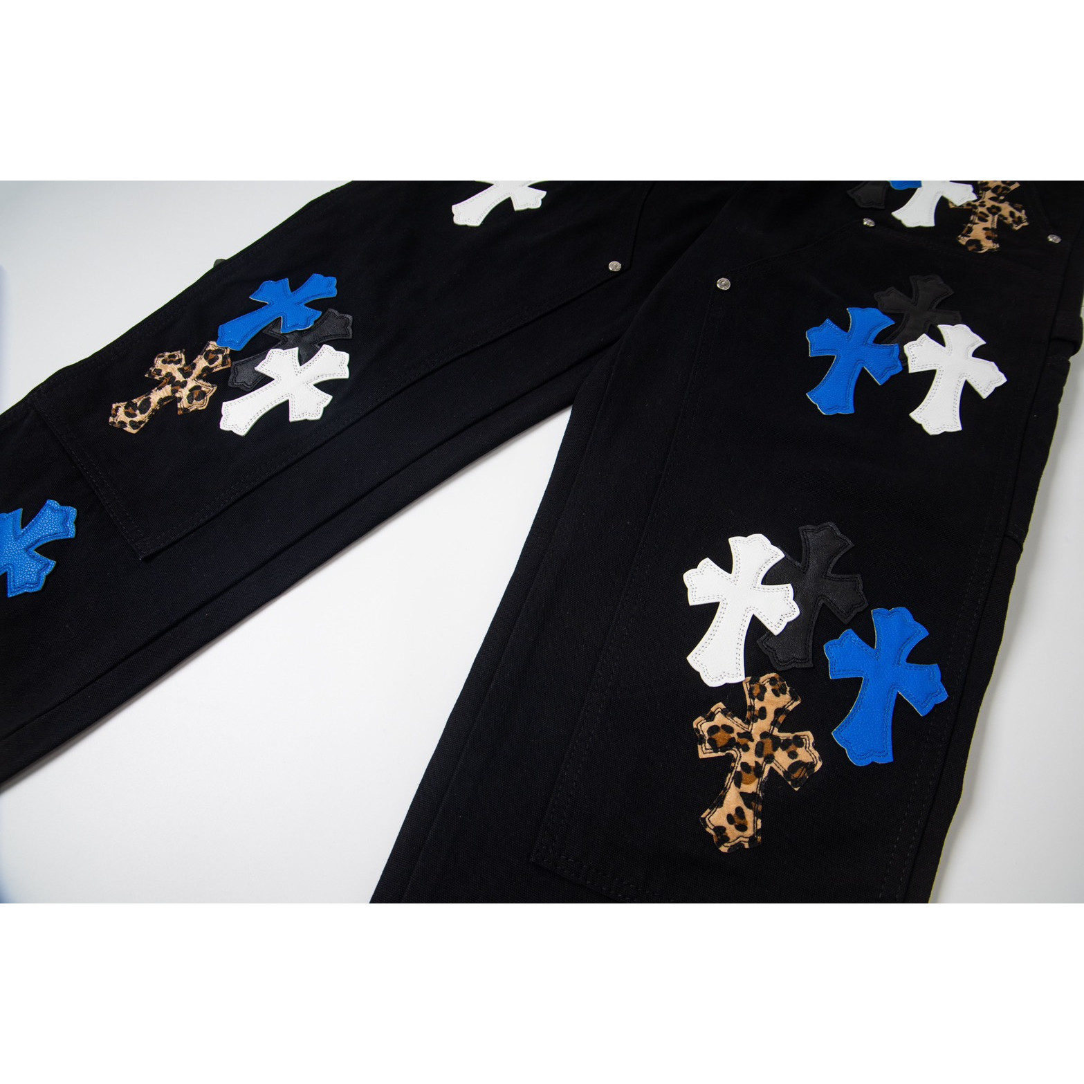<p>CHROME HEARTS 蓝豹纹拼白皮十字架拼皮情侣款水洗宽松牛仔裤(1777#)</p>