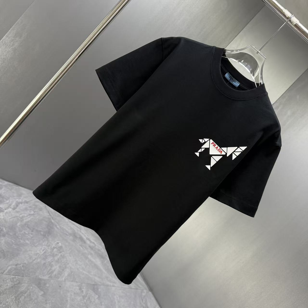 <p>Prada 短袖T恤(黑)</p>
