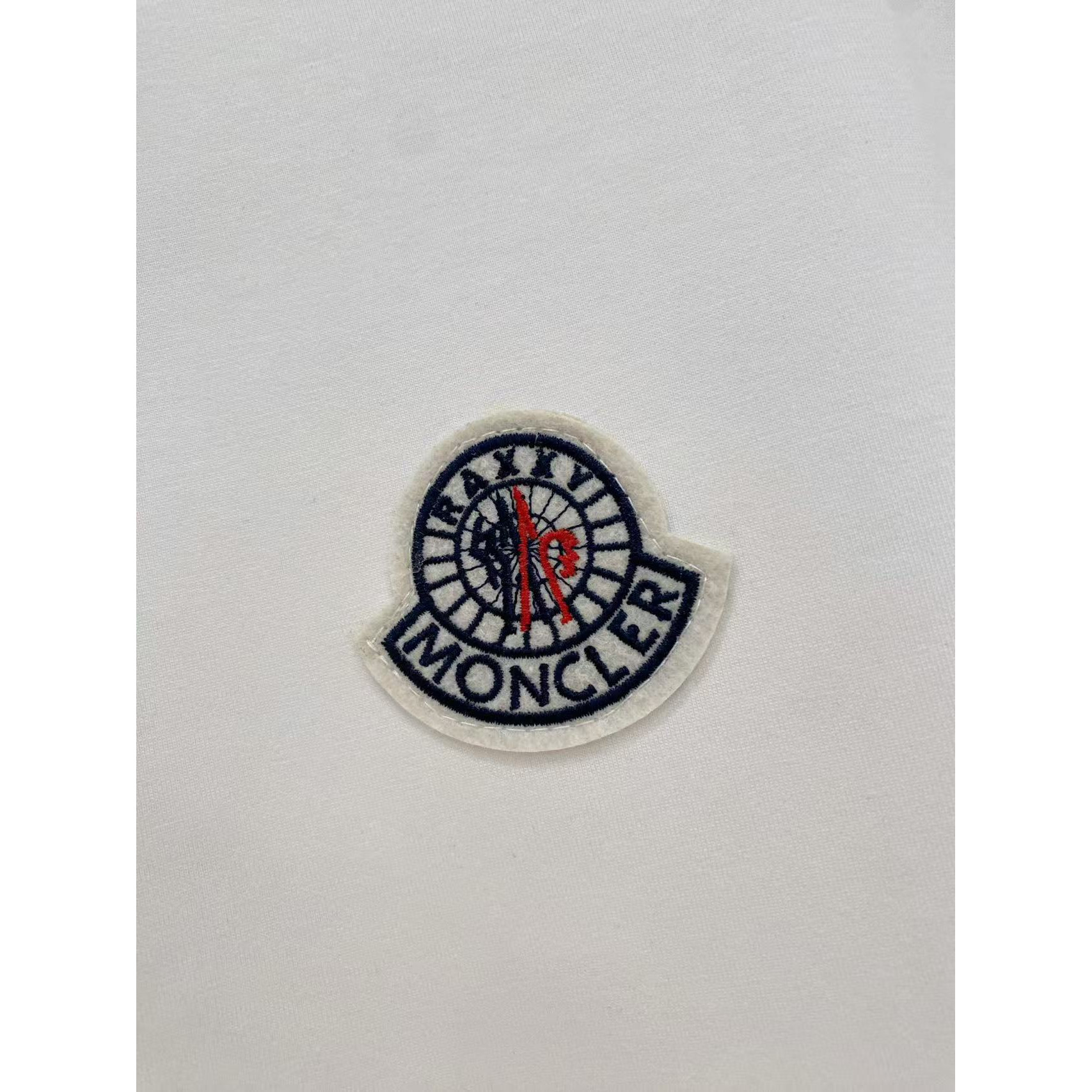 <p>MONCLER 太空棉卫衣(782478)</p>