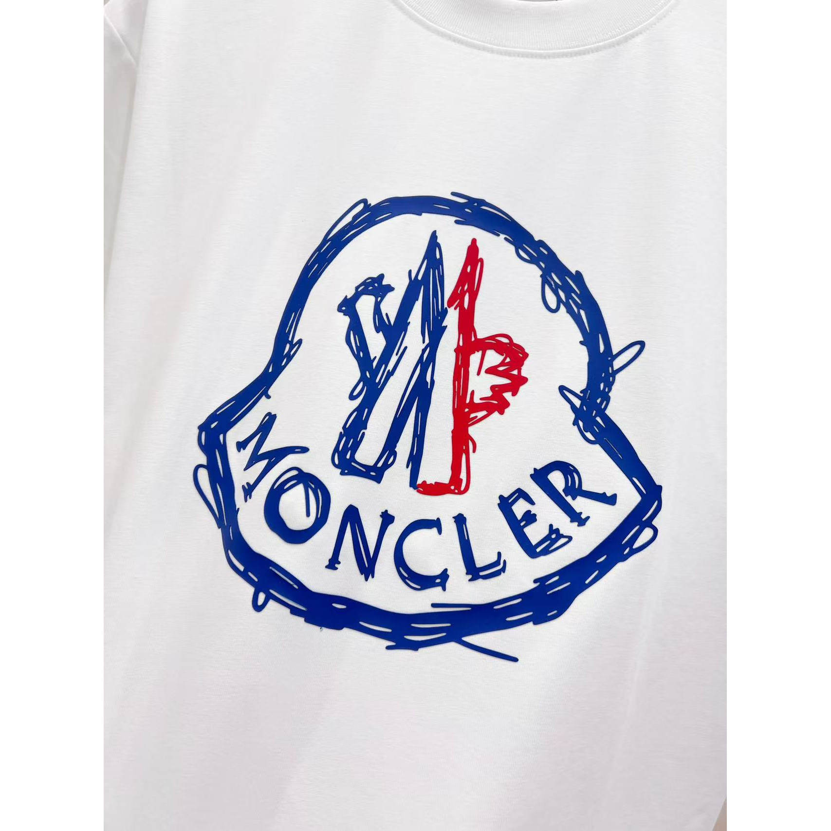 <p>MONCLER&nbsp;短袖圆领T恤(白)</p>