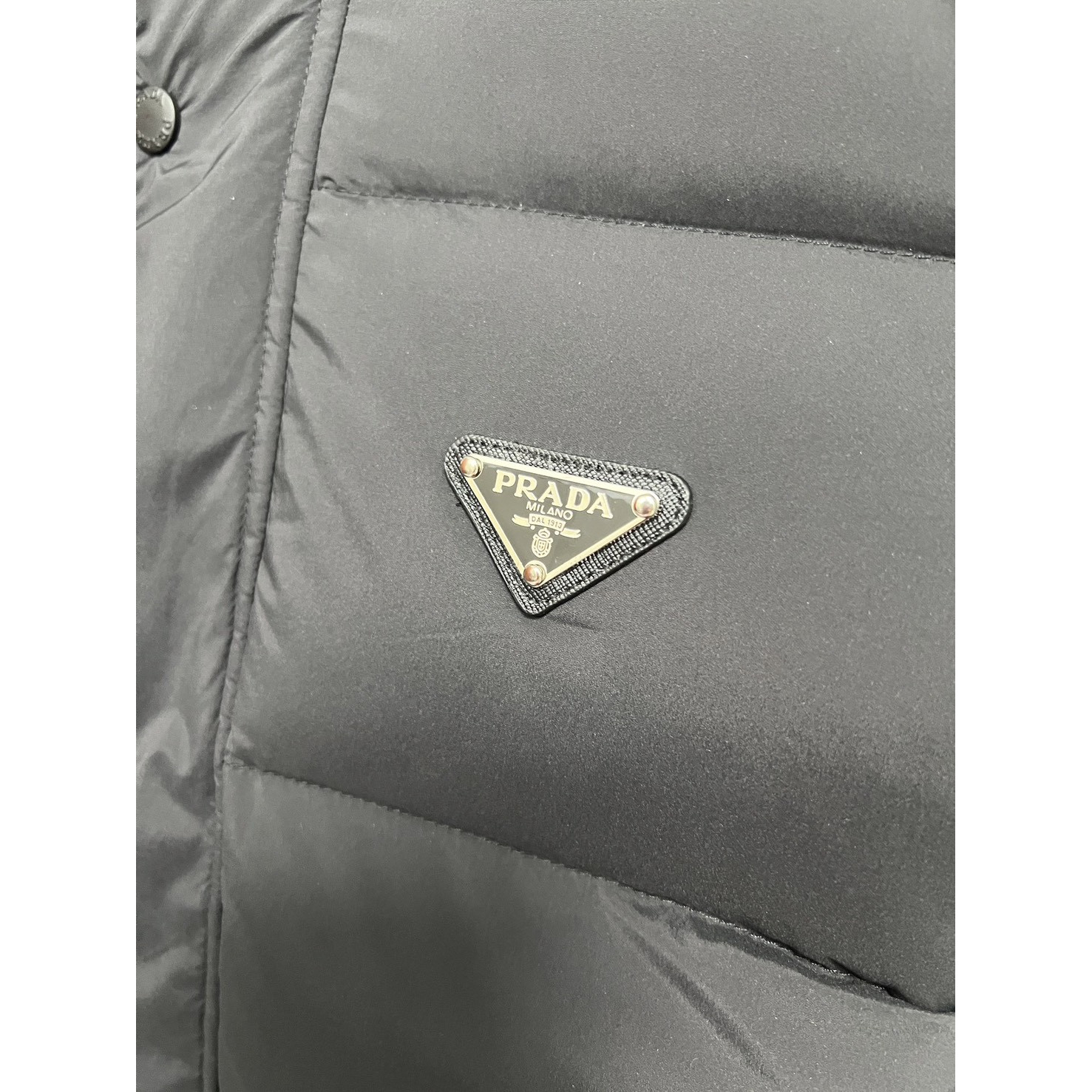 <p>PRADA 连帽羽绒服(黑)</p>