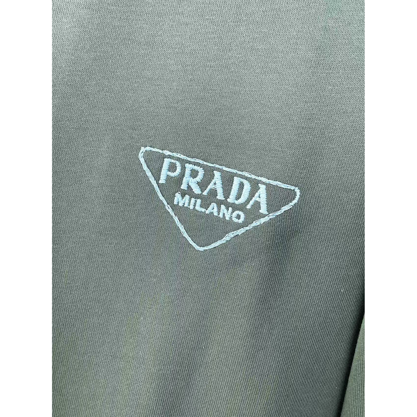 <p>PRADA&nbsp;圓領長袖T恤(軍綠)</p>