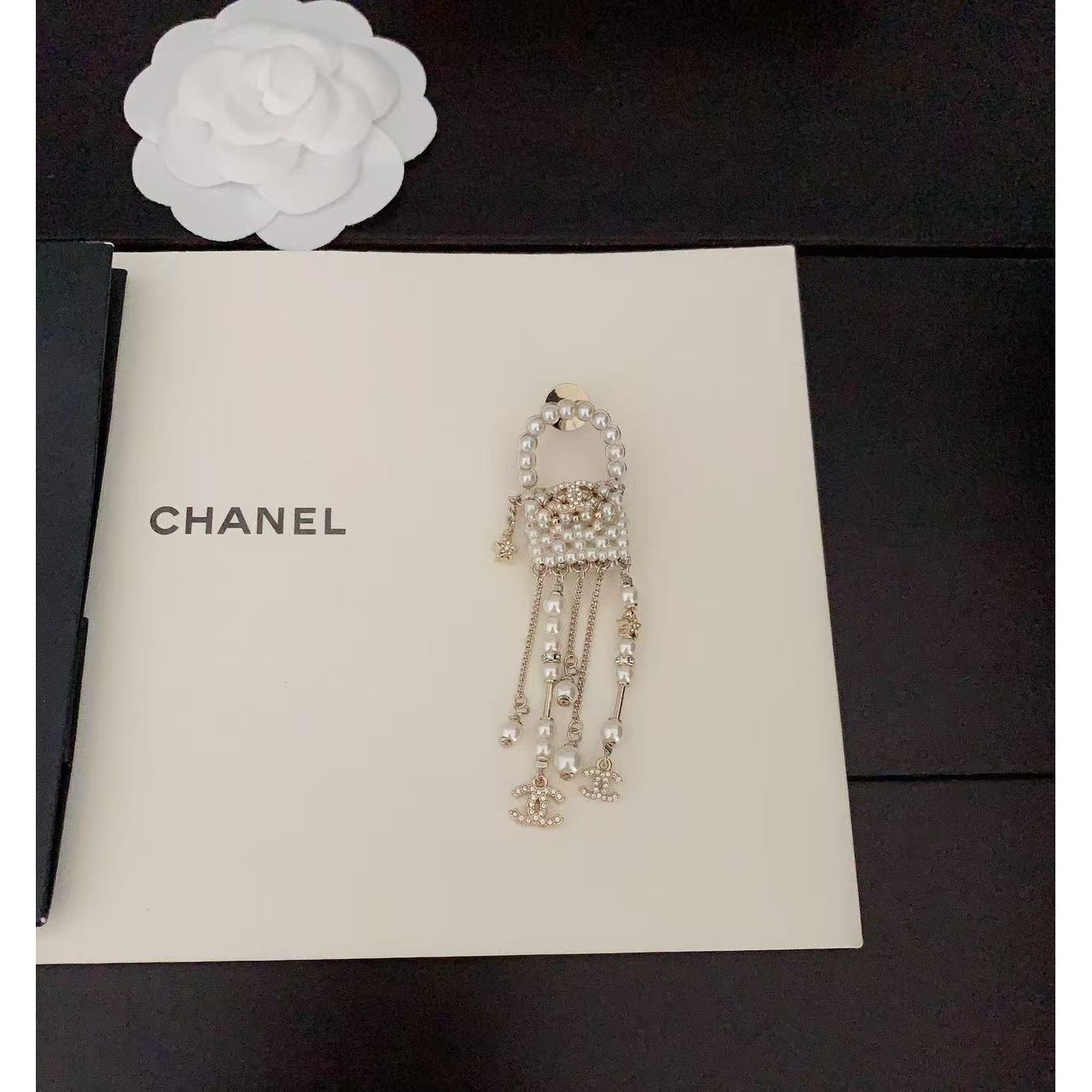 <p>CHANEL&nbsp;重工珍珠包包胸针一致ZP黄铜材质&nbsp;</p>