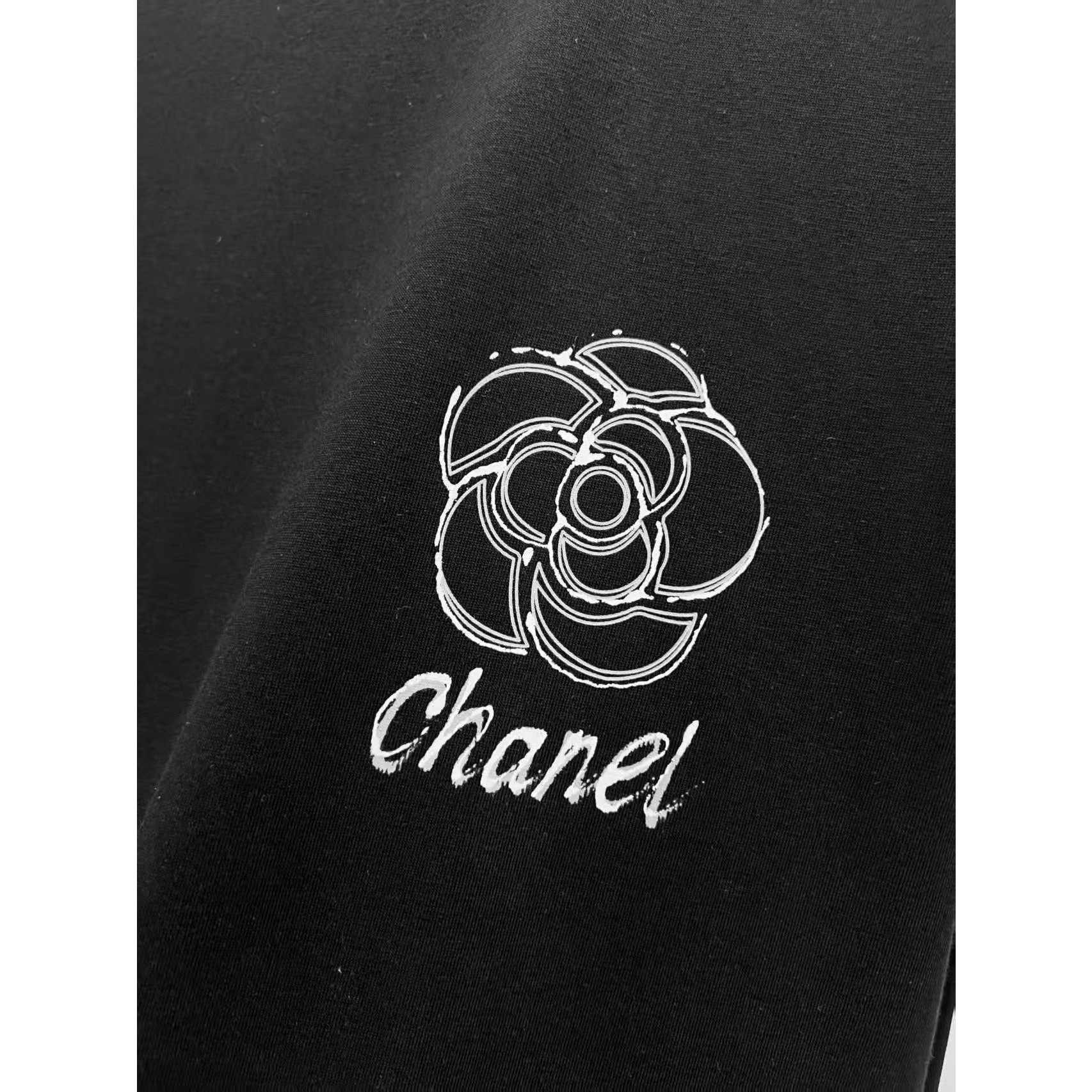 <p>CHANEL 圆领T恤(黑)</p>