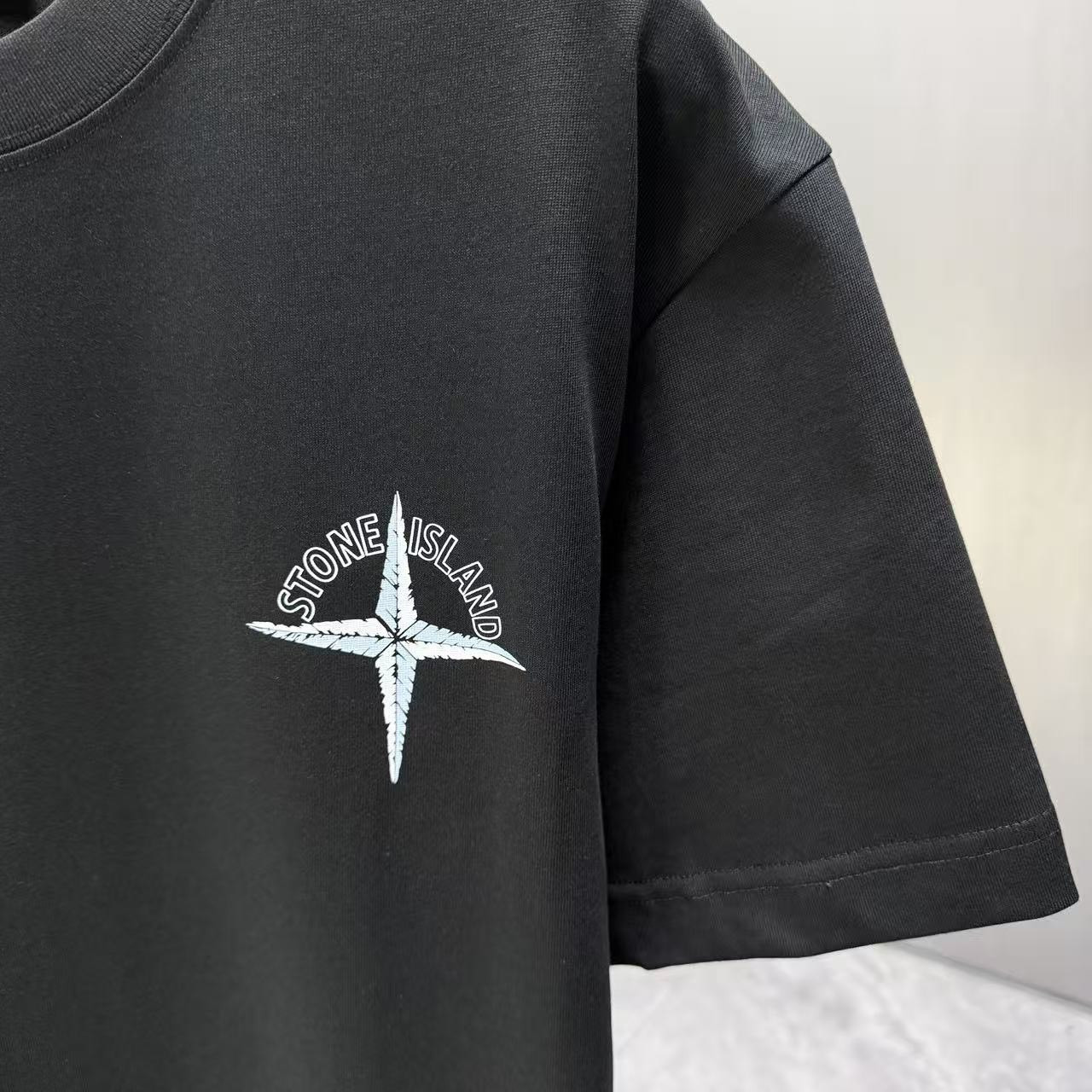 <p>Stone Island 短袖T恤(黑)</p>