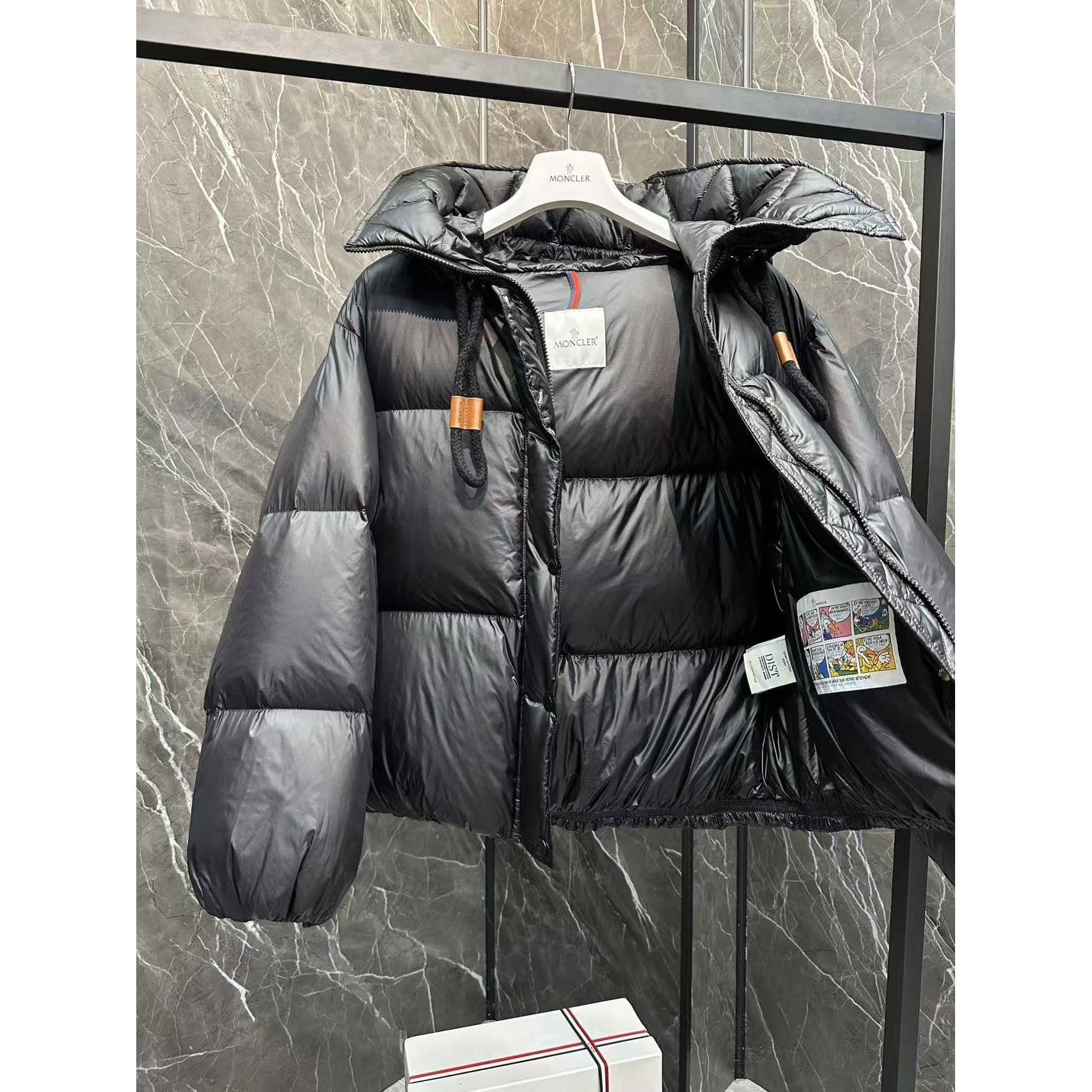 <p>Moncler Borey 女士二合一短款羽绒夹克外套(黑)</p>