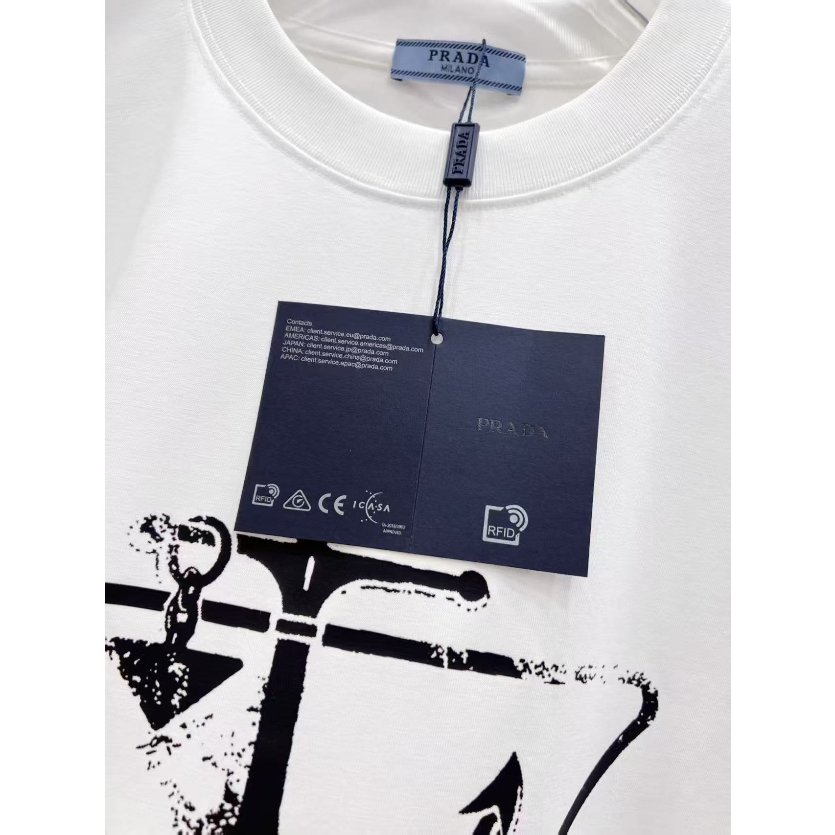 <p>PRADA&nbsp;圆领T恤(白)</p>