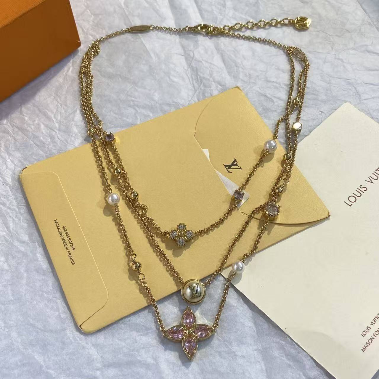 <p>CHANEL 山茶花四叶草耳环</p>